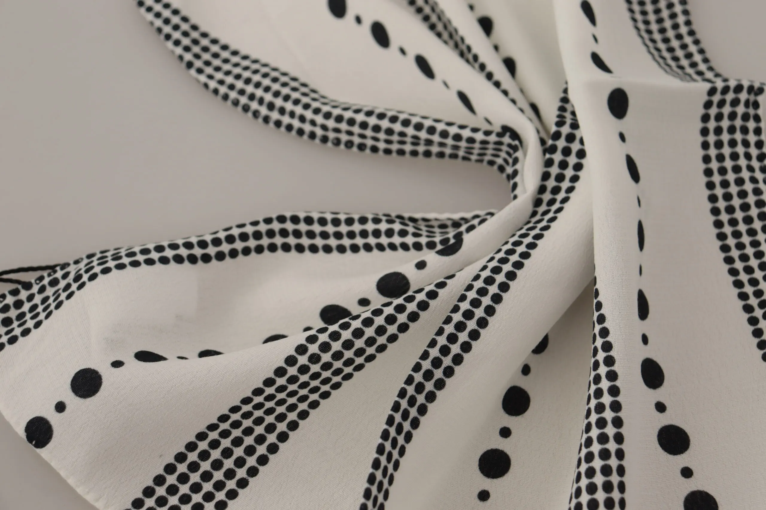 Dolce & Gabbana kvadrat sharfi: Oq nuqtali chiziqlar