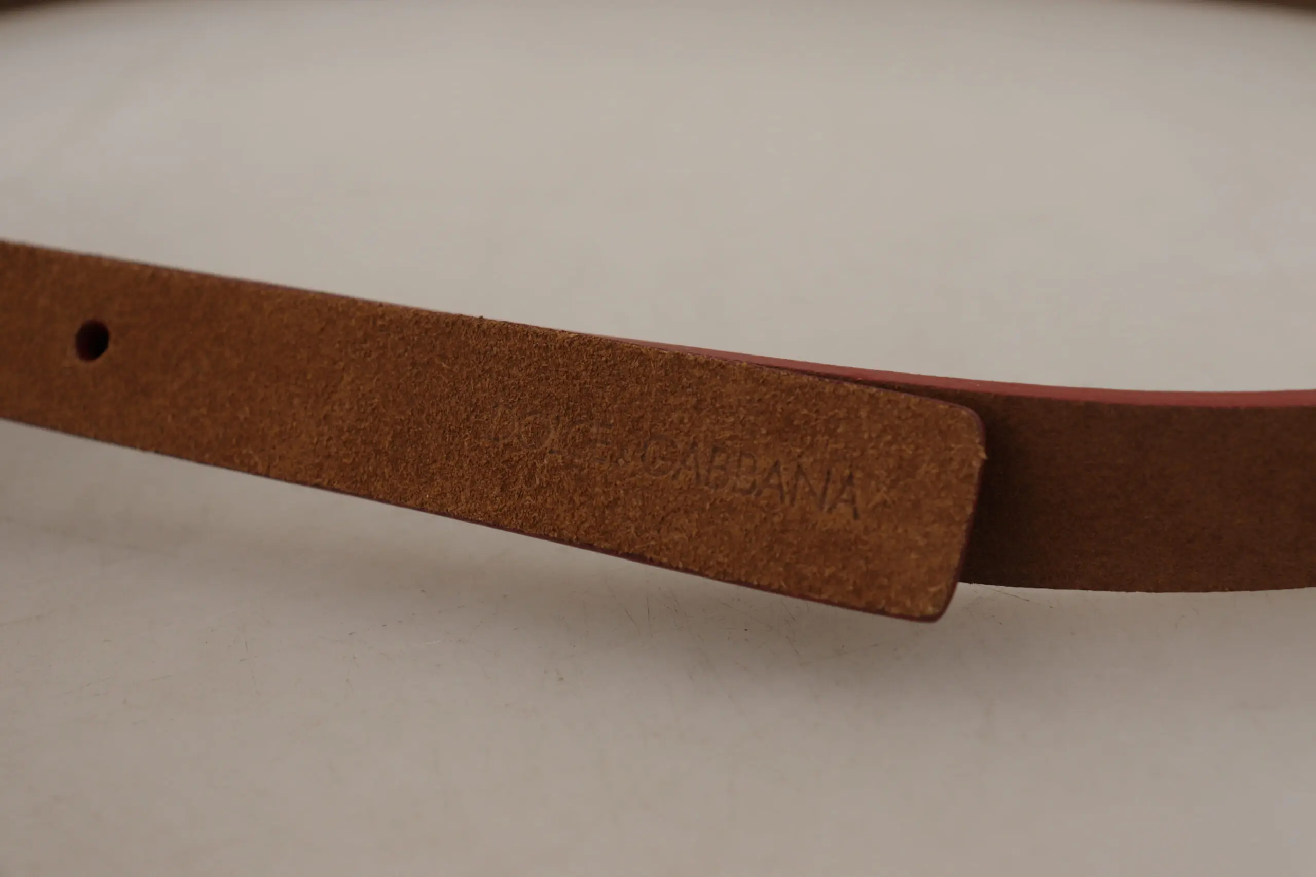 Belgi Dolce & Gabbana Chic Suede Beltdagi logotipi o'yma tokali