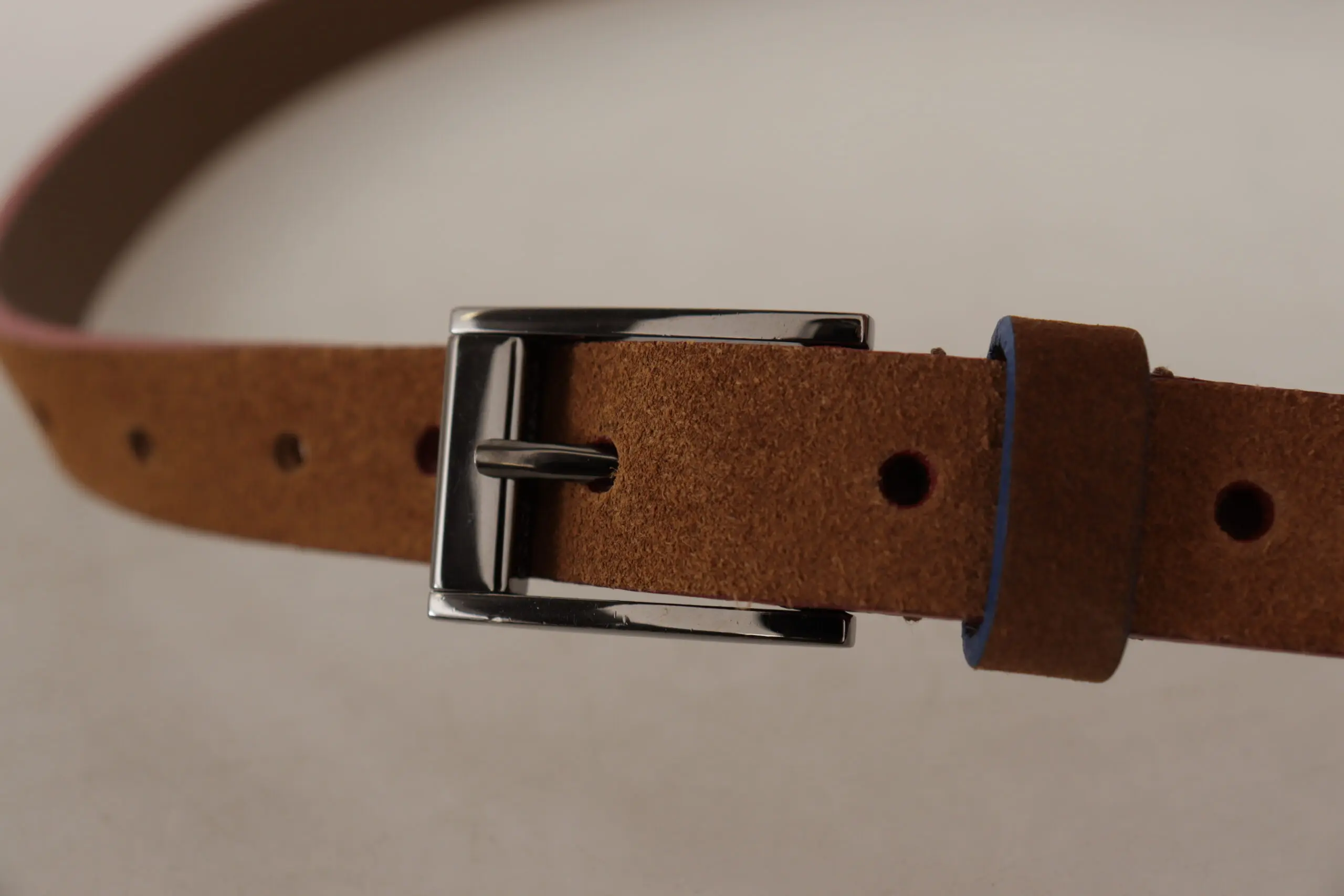 Belgi Dolce & Gabbana Chic Suede Beltdagi logotipi o'yma tokali