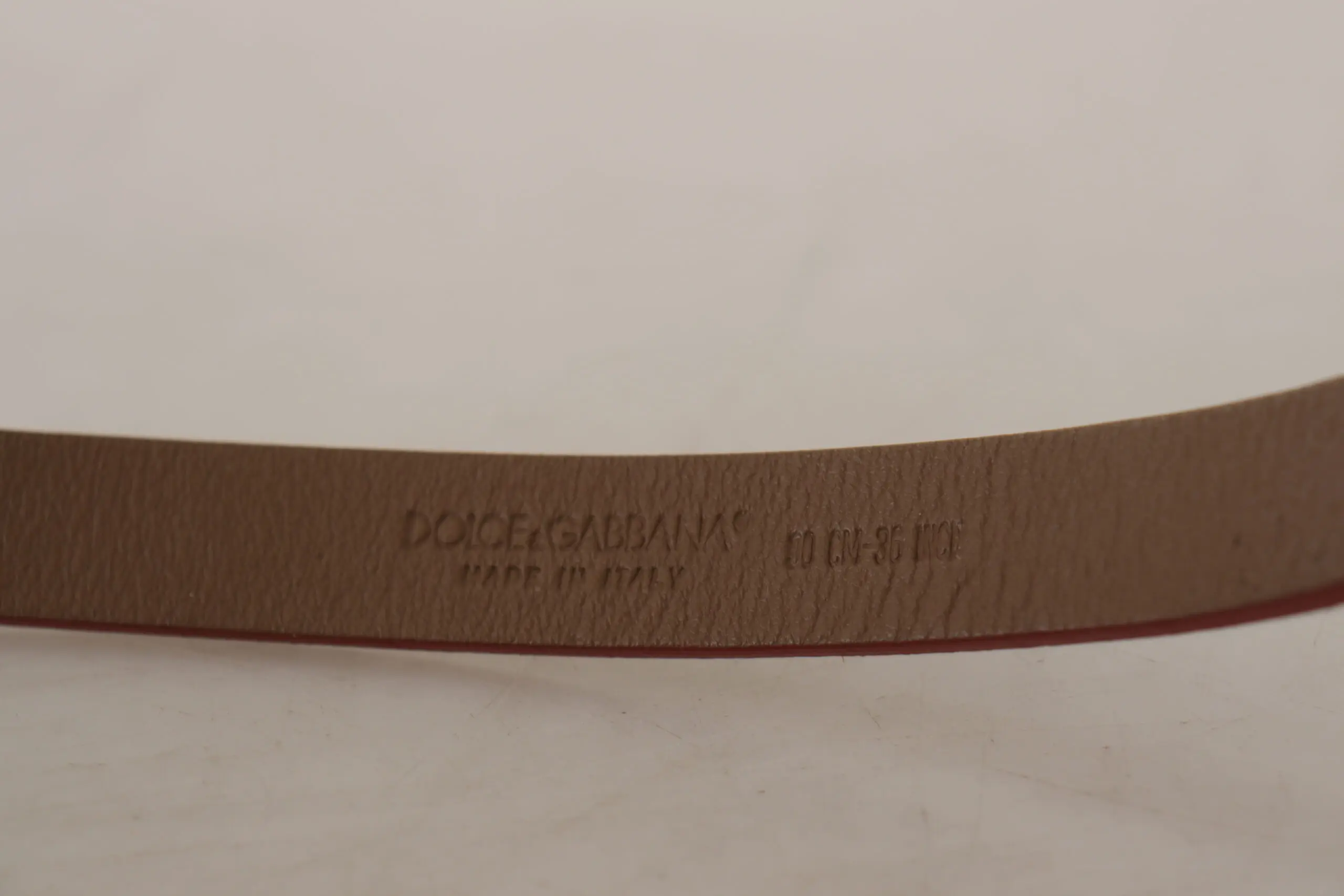 Belgi Dolce & Gabbana Chic Suede Beltdagi logotipi o'yma tokali