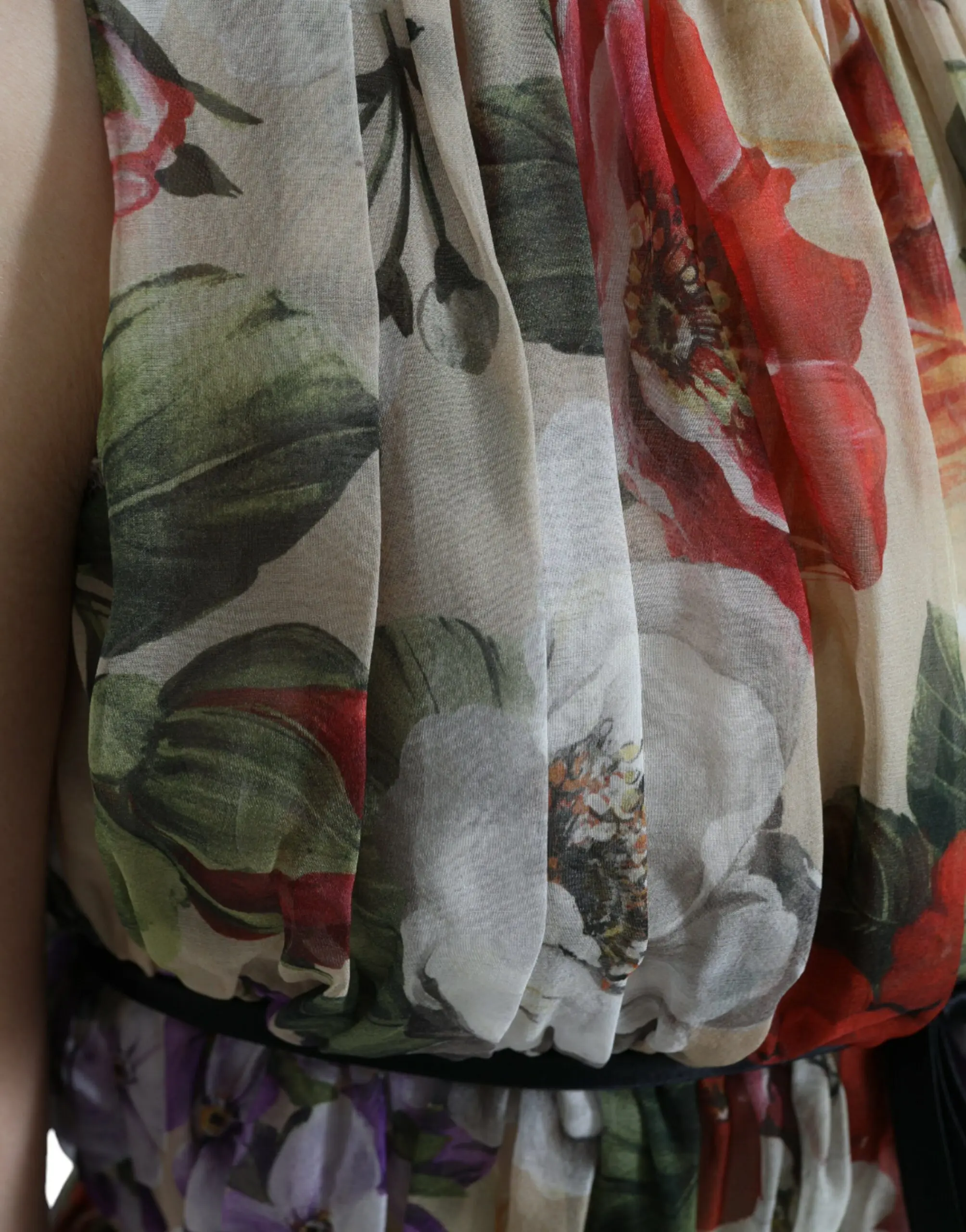 Dolce & Gabbana libosi, bej rangli gul bosma, yengsiz, A-siluetli mini ko'ylak