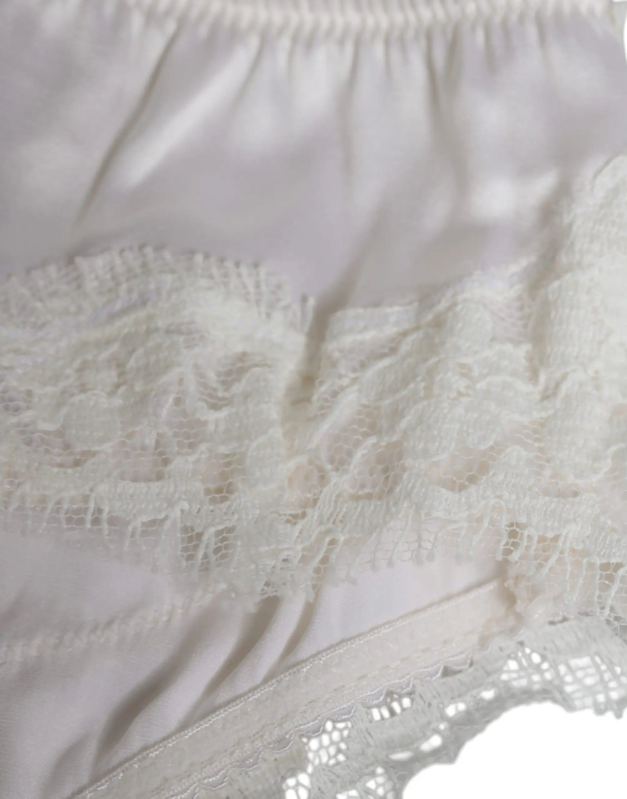 Dolce & Gabbana Elegantipak dantel va ichki kiyim to'plami, oq ipak strechli, balkonli bra