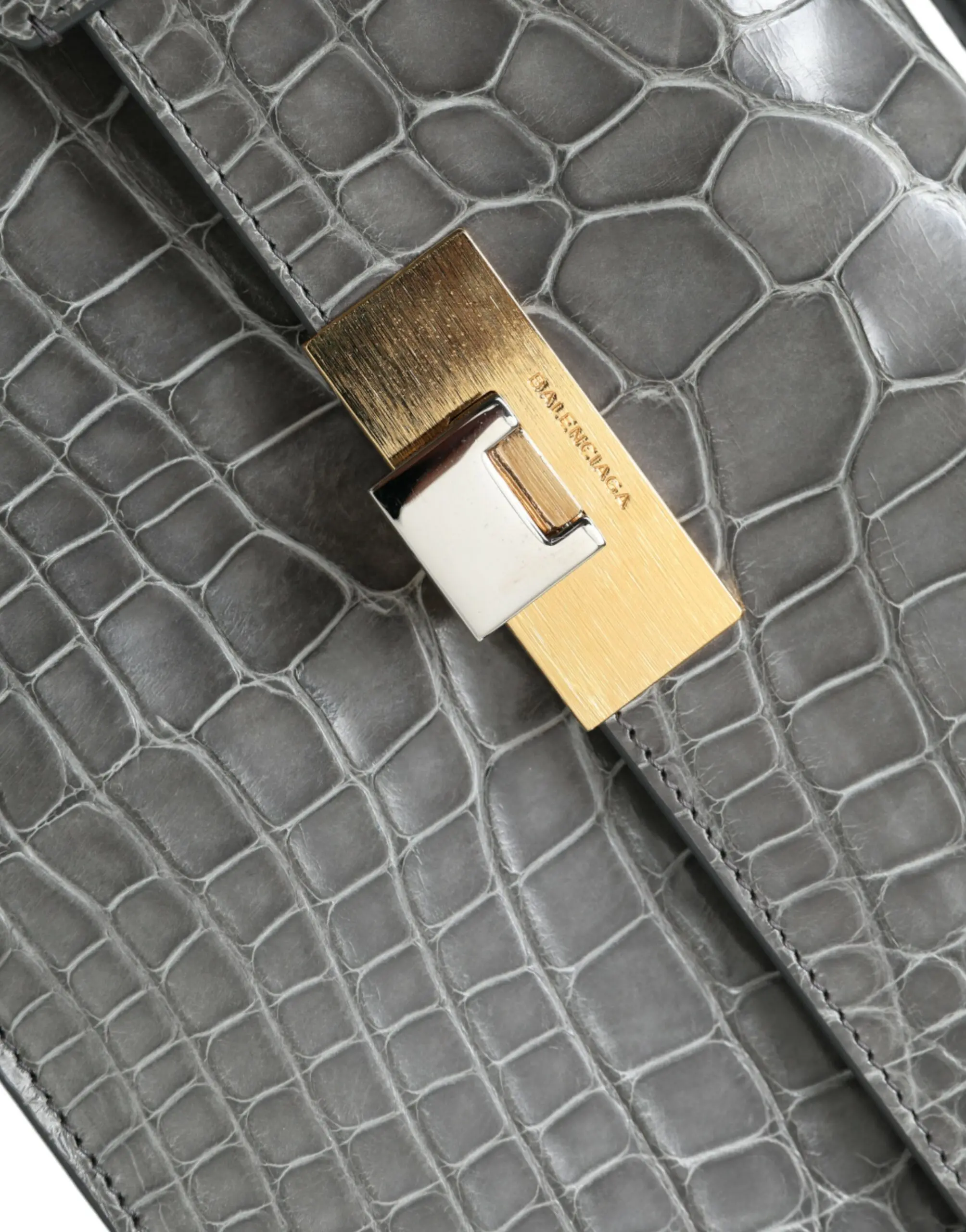 Balenciaga qo'l sumkasi-portreti