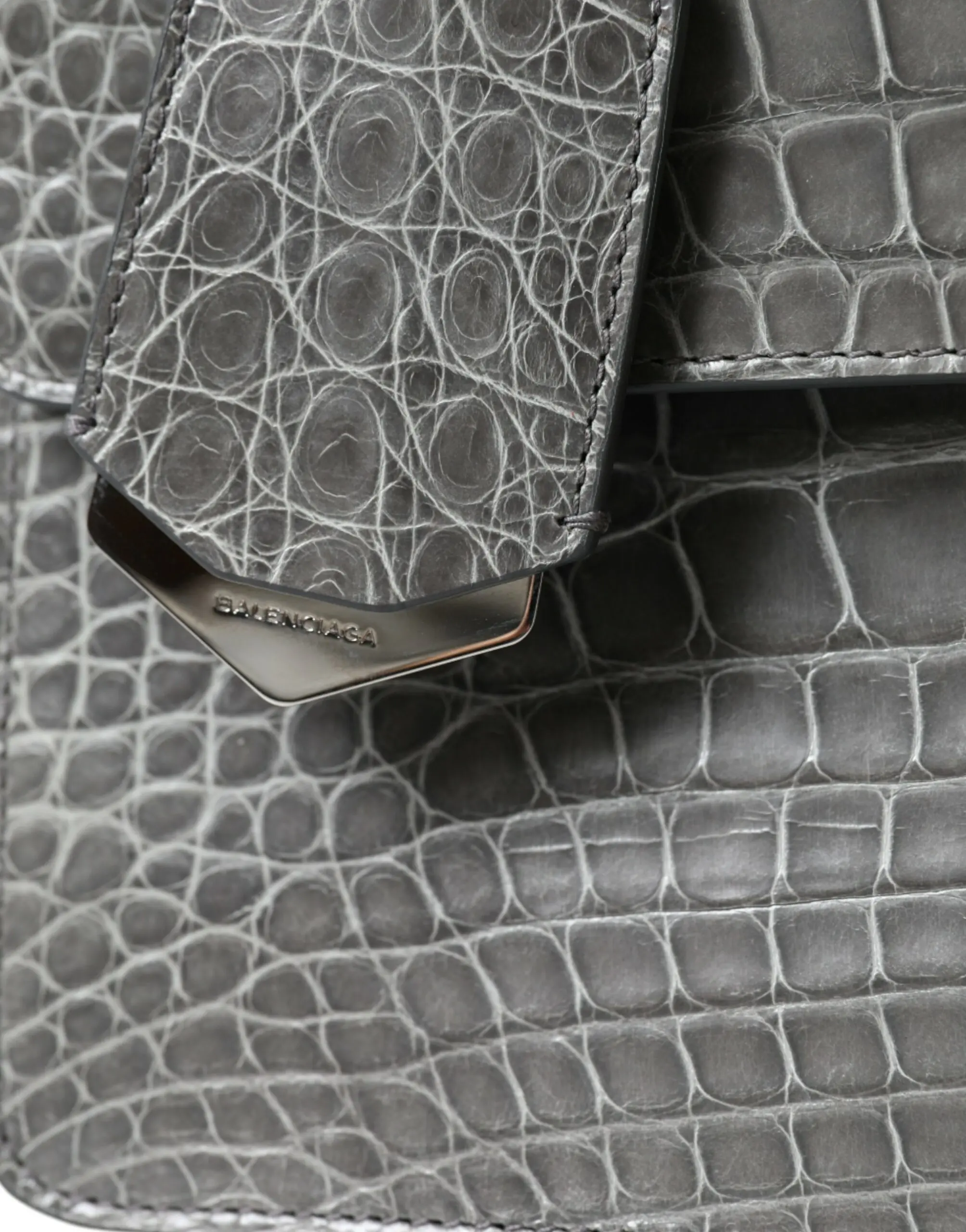 Balenciaga qo'l sumkasi-portreti