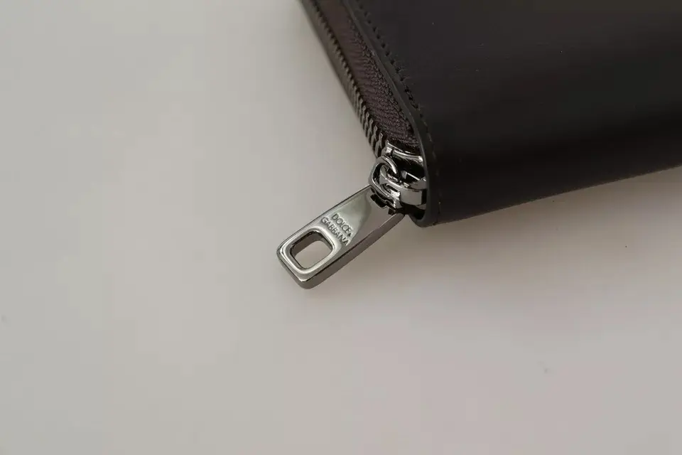 Dolce & Gabbana portreti, jigarrang ekzotik charm matodan tikilgan, zip xochrasi bo'lgan klassik klutch sumkasi