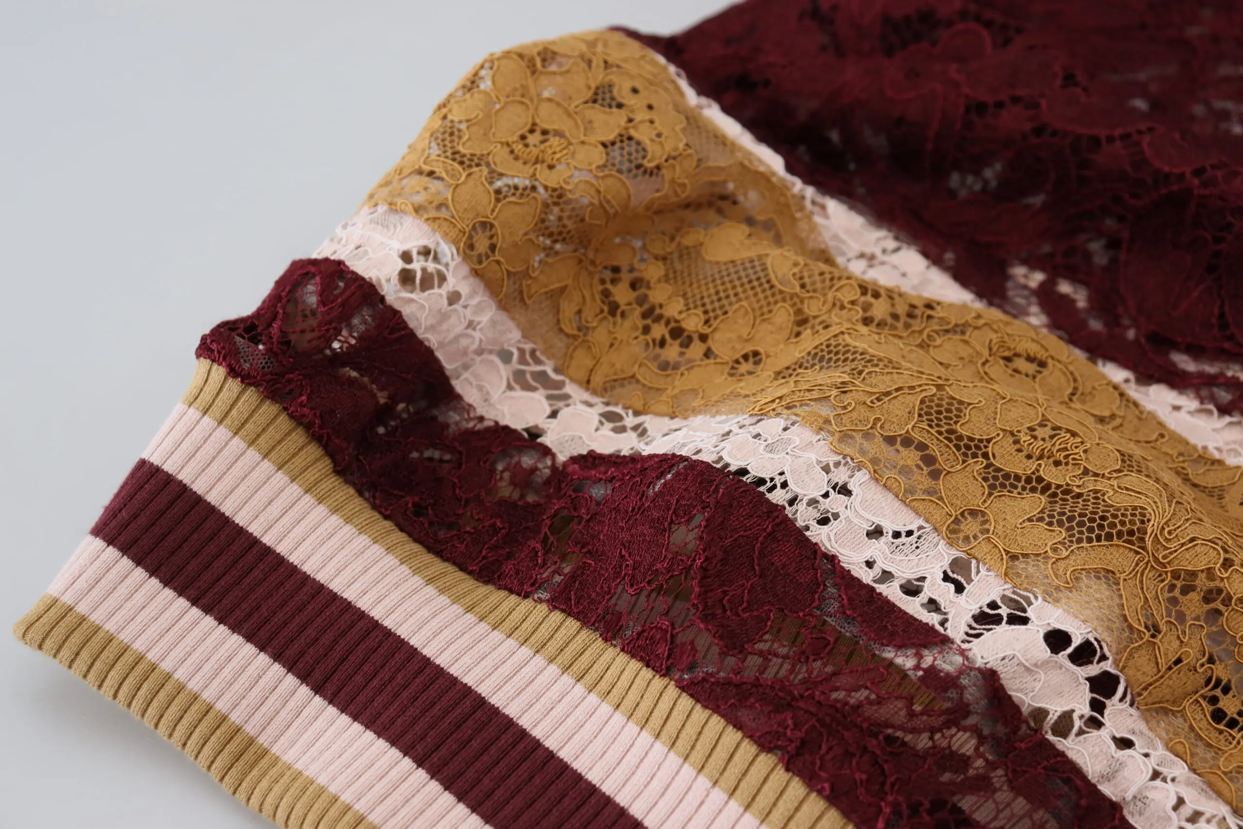 Dolce & Gabbana ko'p rangli dantelli V-bo'yinli sviter