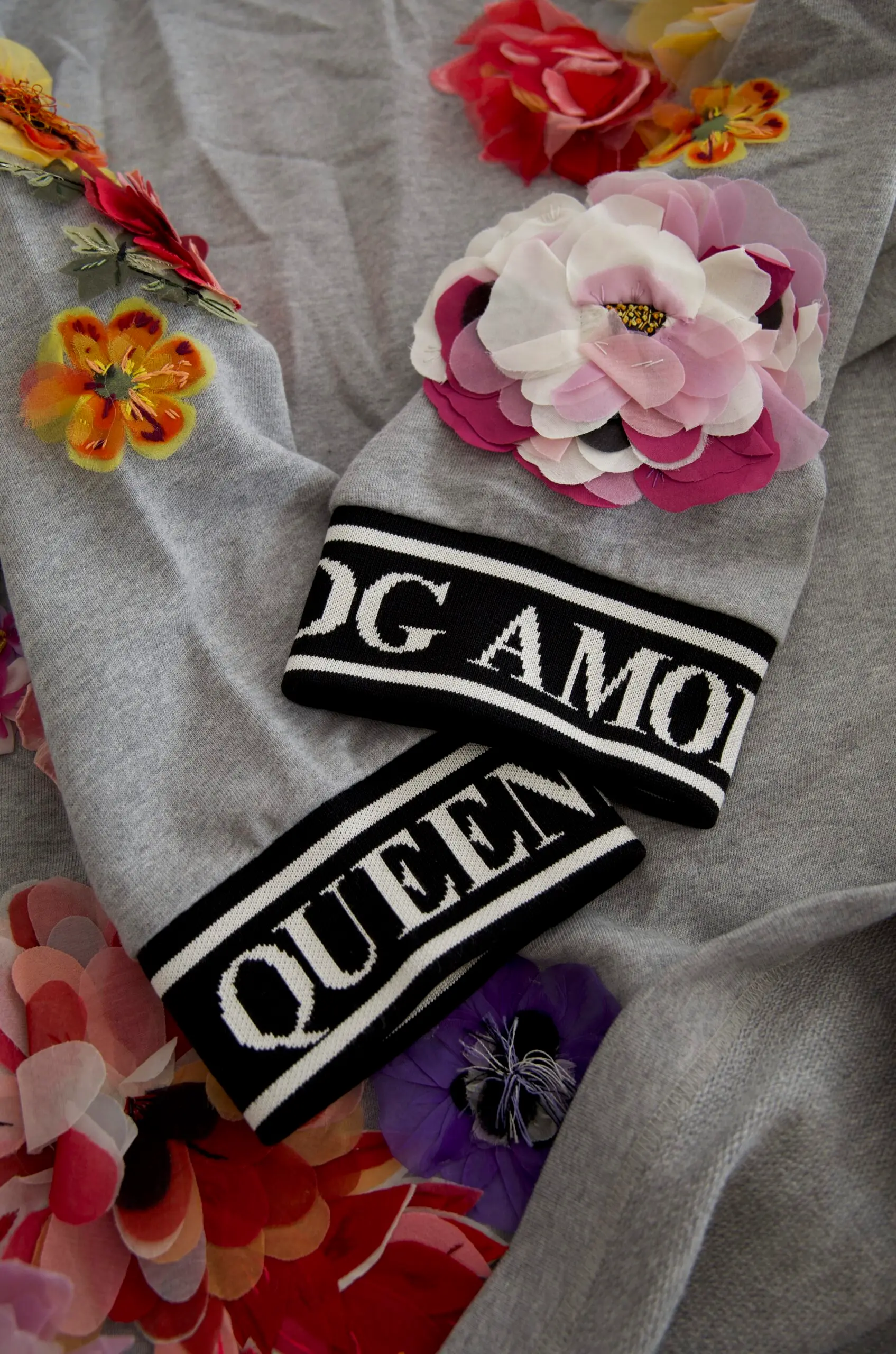 Dolce & Gabbana Amore Queen gul bosilgan kulrang sviter
