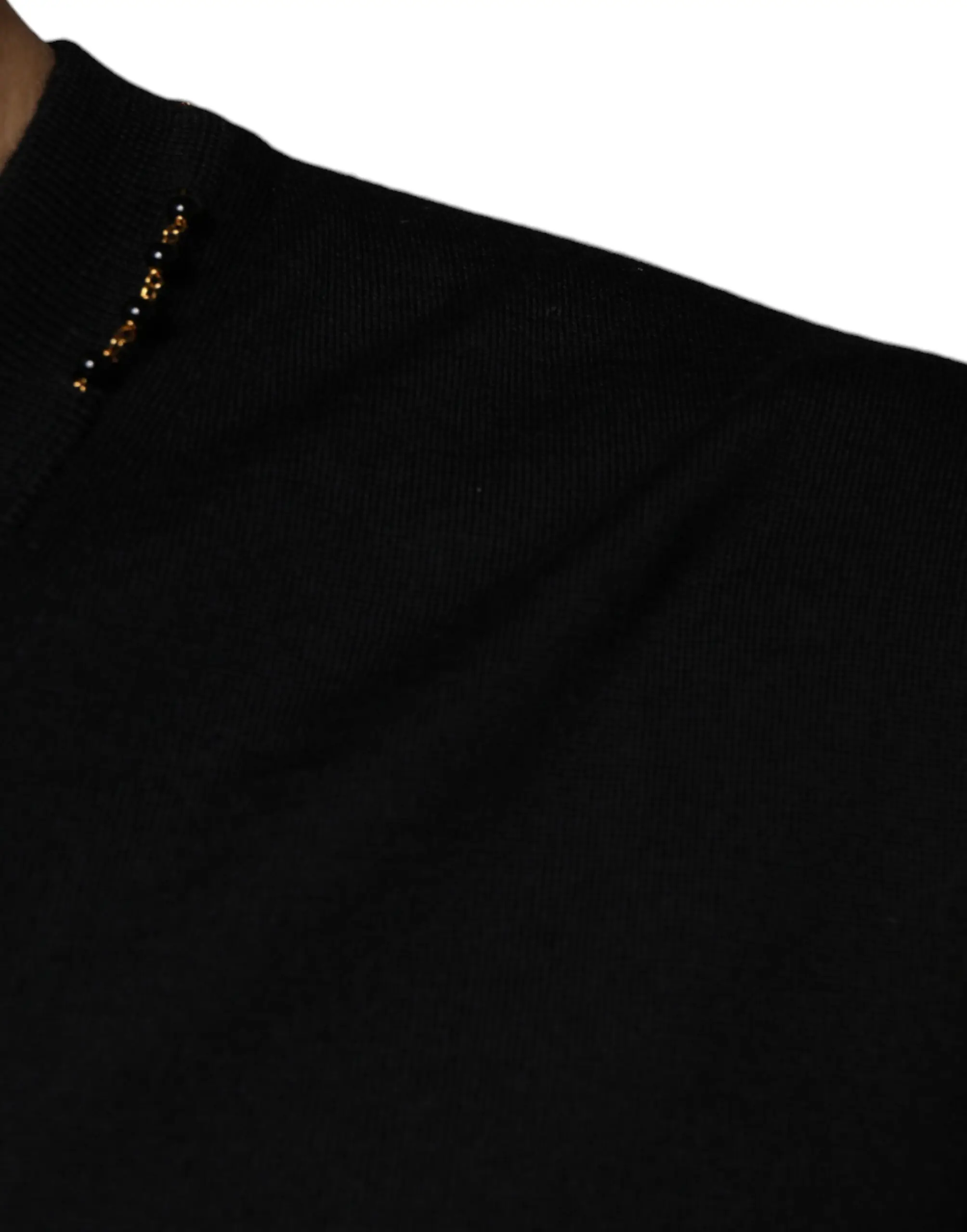 Dolce & Gabbana'dan qora bezakli V-boʻyinli sviter