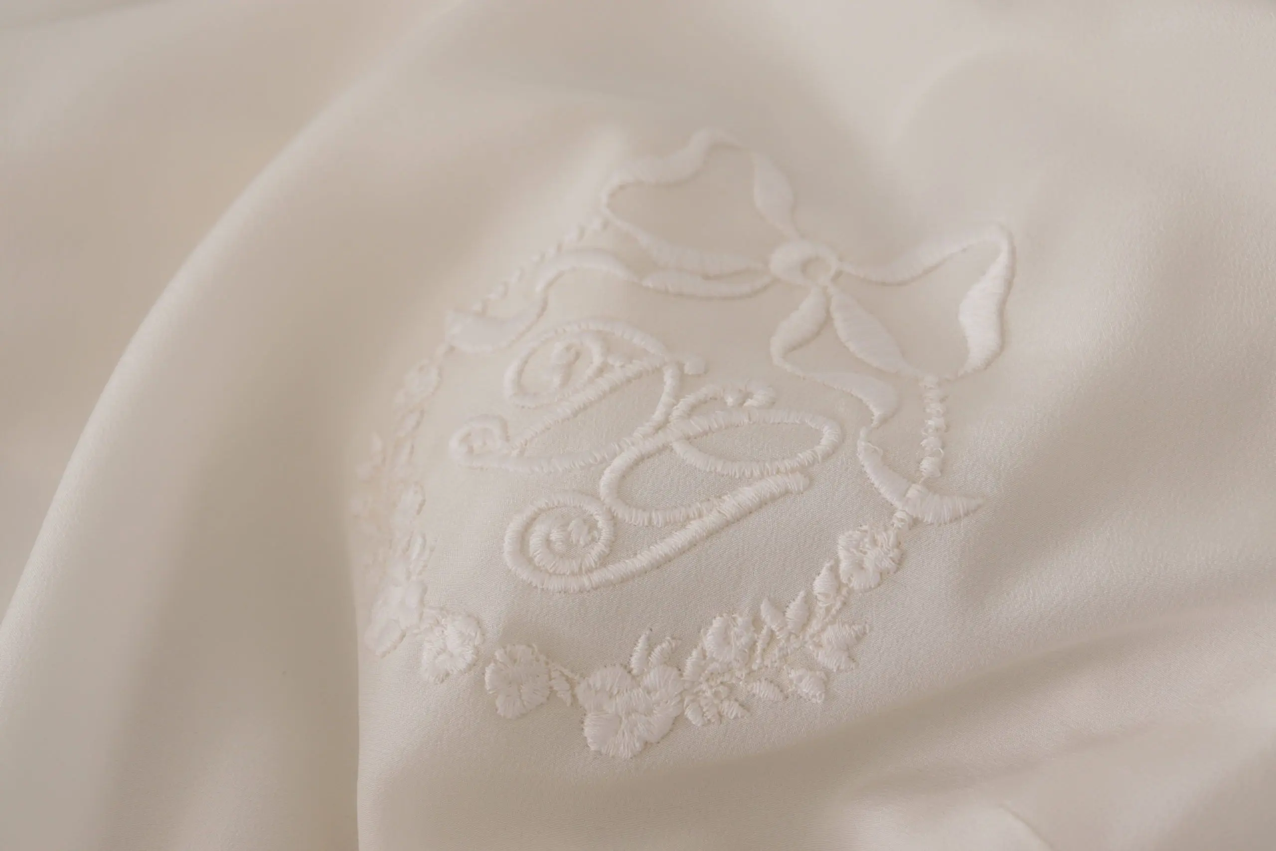Dolce & Gabbana oq ipakdan tikilgan bluzka DG logotipi kashtado'zlikli uzun yengli