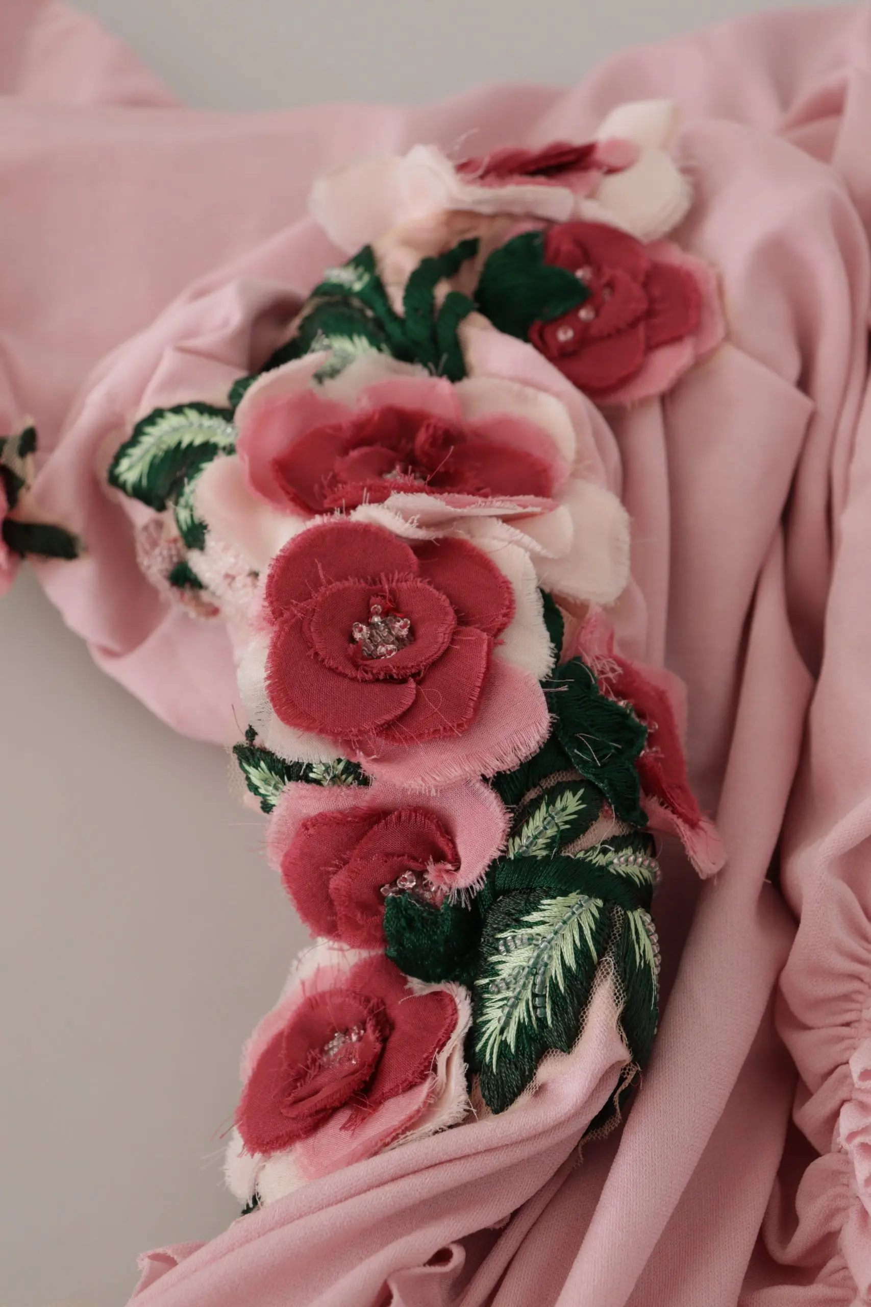 Платье Dolce & Gabbana с одним плечом, украшенное цветами