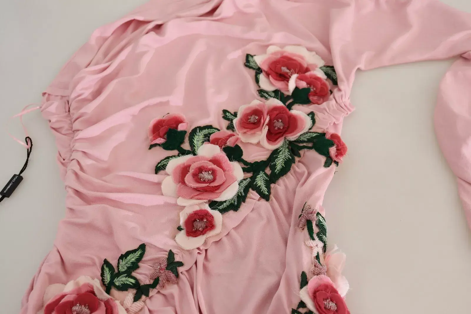 Dolce & Gabbana dan gulli bezakli bir yelka libosi