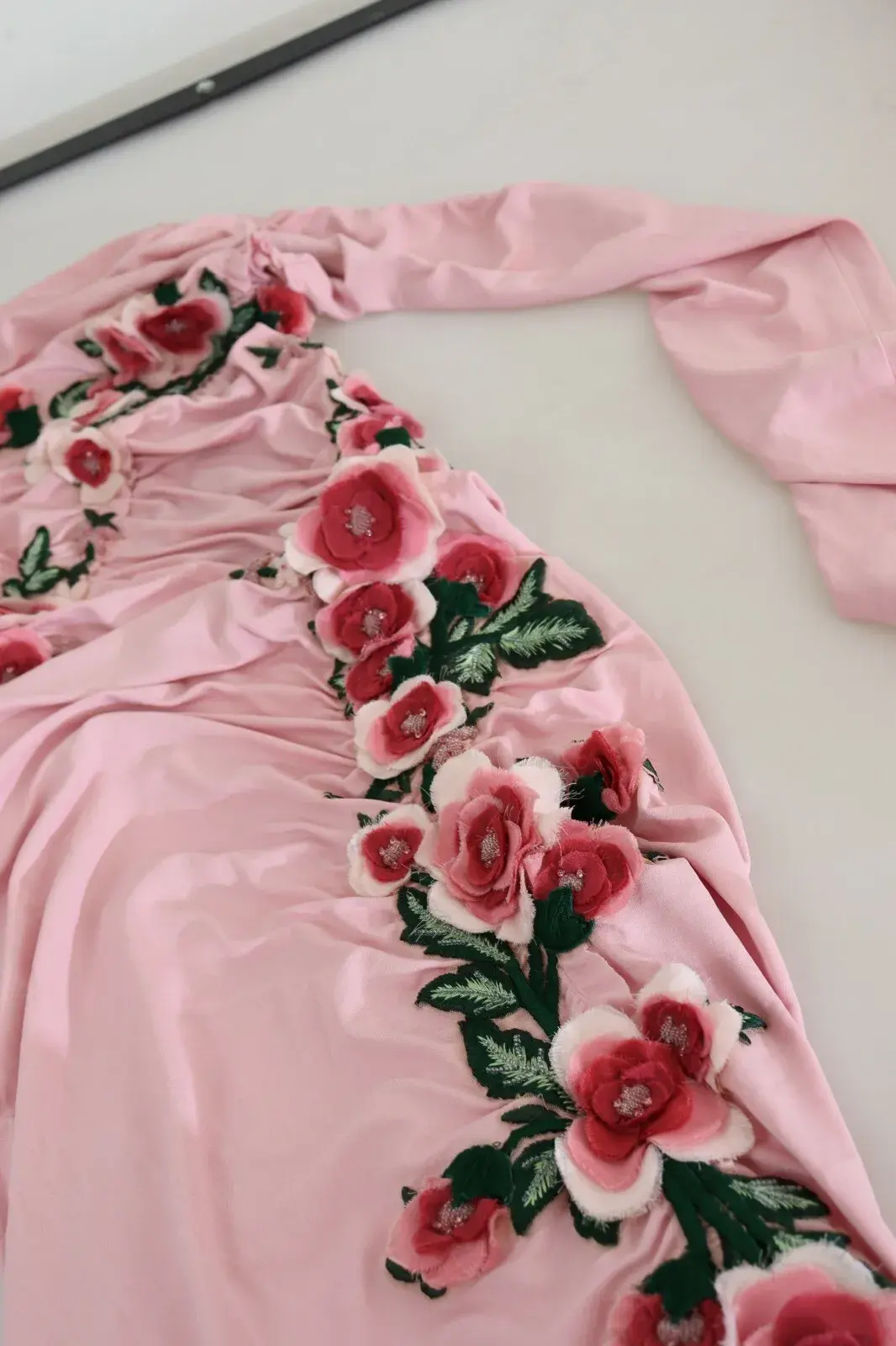 Dolce & Gabbana dan gulli bezakli bir yelka libosi