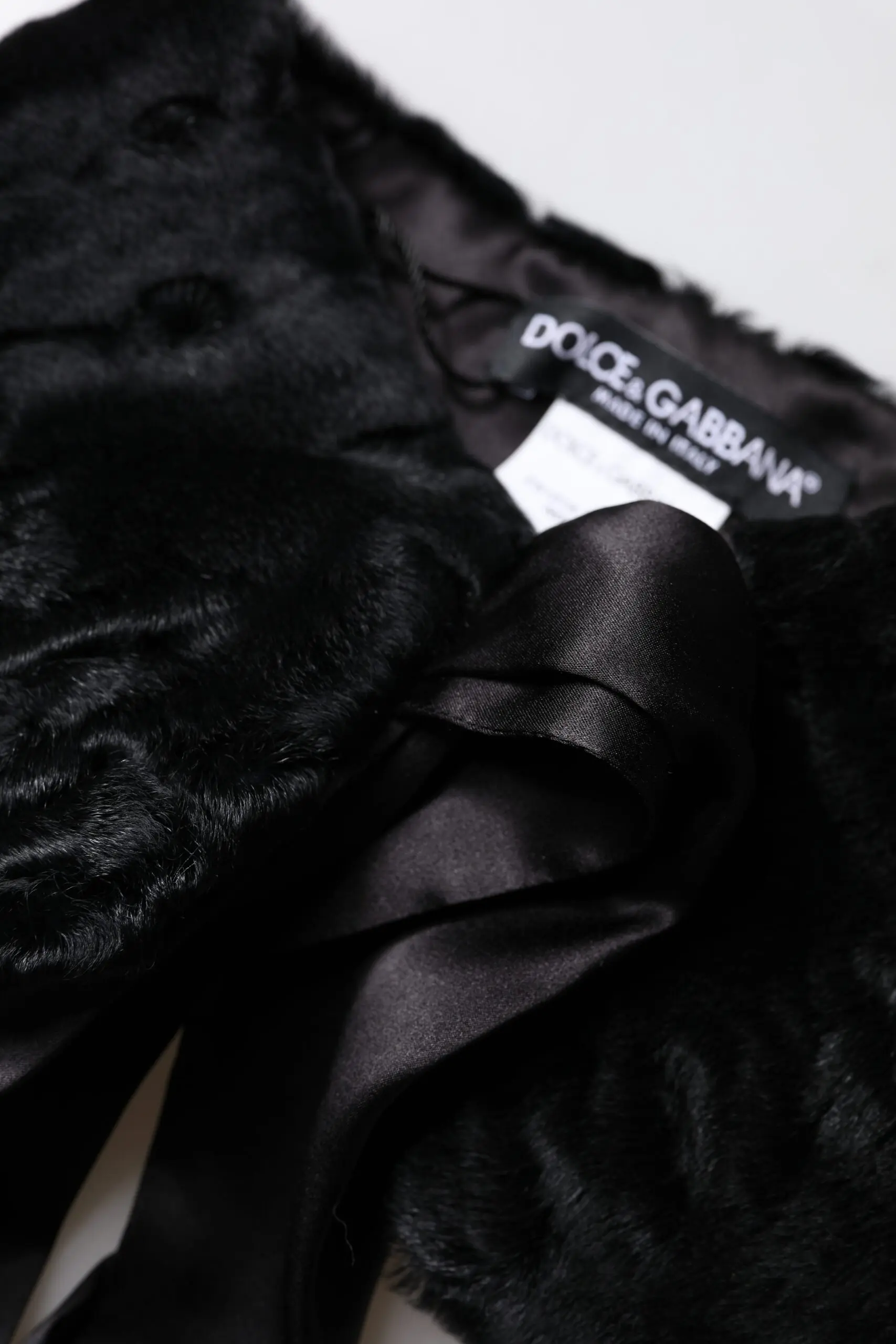 Dolce & Gabbana qora qo'y terisidan ayollar uchun bo'yinbog'li sharf