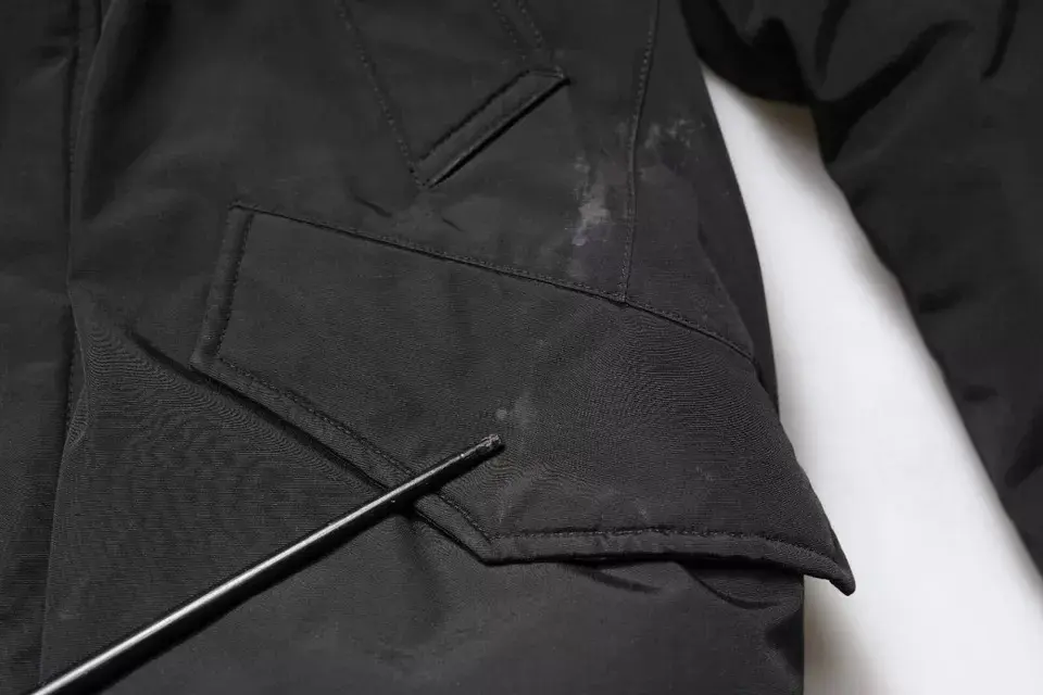 Woolrich dan qora kapyushonli, uzoq yengli, mo'ynali po'stinli palto-yengil kurtka