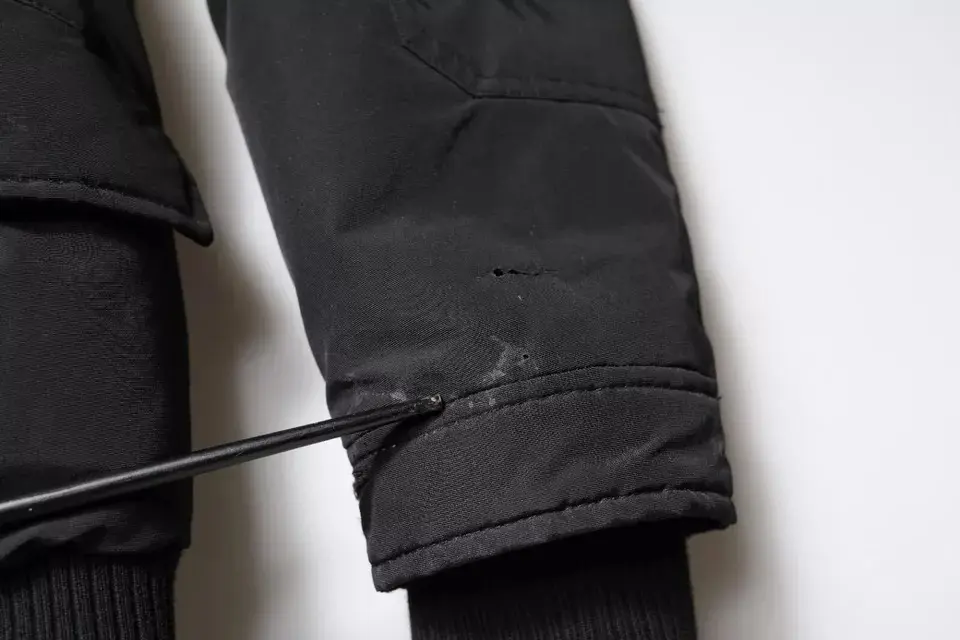 Woolrich dan qora kapyushonli, uzoq yengli, mo'ynali po'stinli palto-yengil kurtka