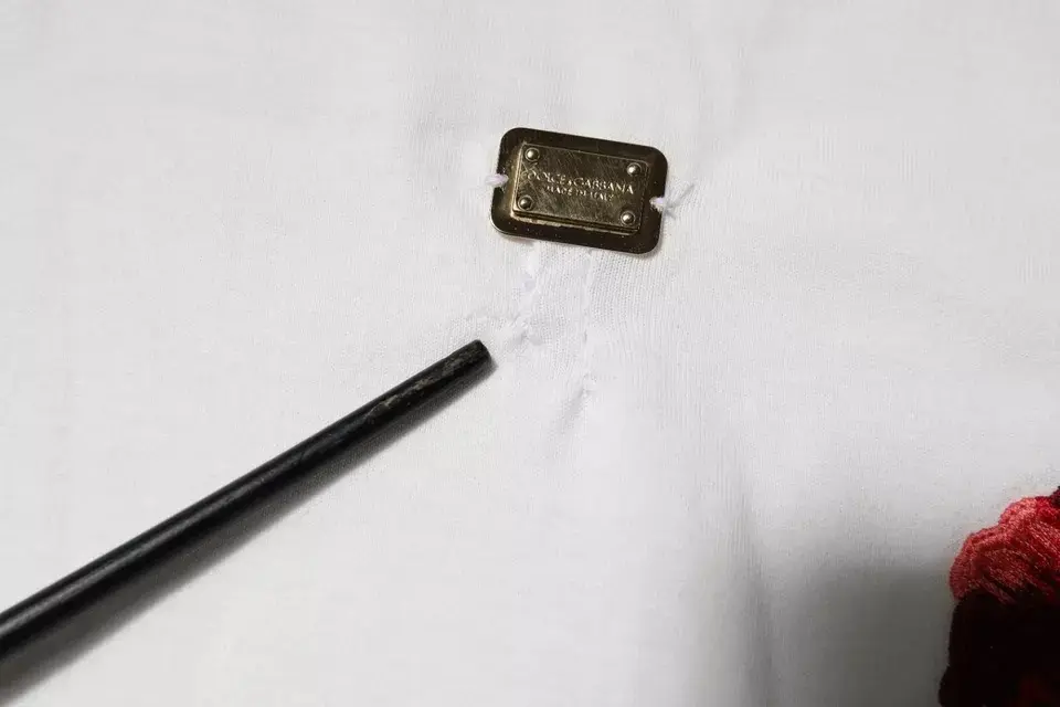 Dolce & Gabbana oq paxta logotipli va gulli naqshli yaxlit (krujevkali) futbolka