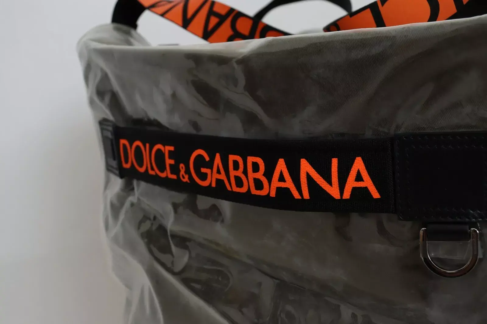 Katta oʻlchamli Dolce & Gabbana'dan yashil sumka - Moda ifodasi