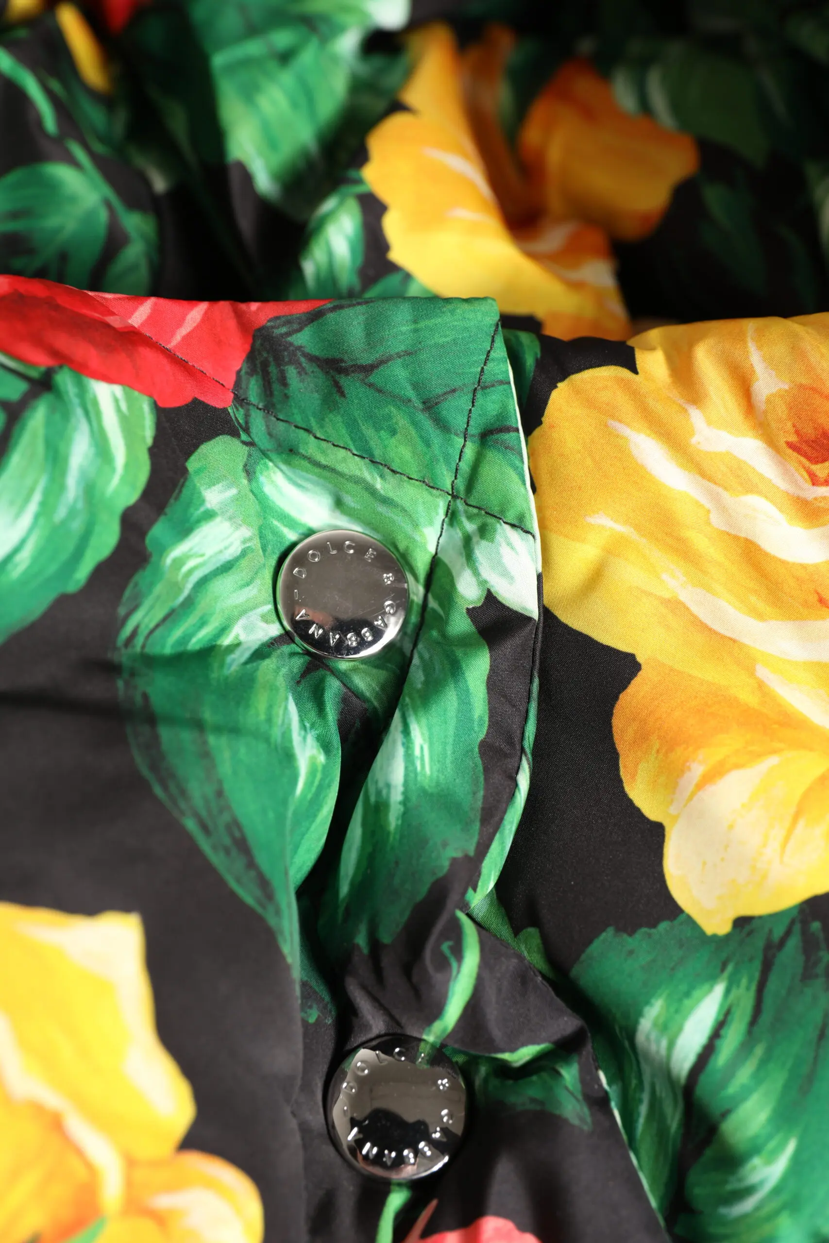 Dolce & Gabbana ko'p rangli gulli bosma bosh o'rash shapkasi