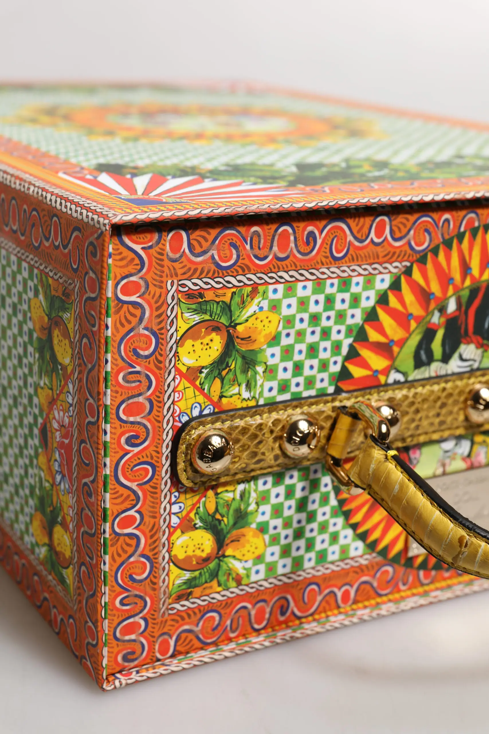 Aksesuar qutisi Dolce & Gabbana Qizil Kiyim Moda Qo'g'irchoqlari