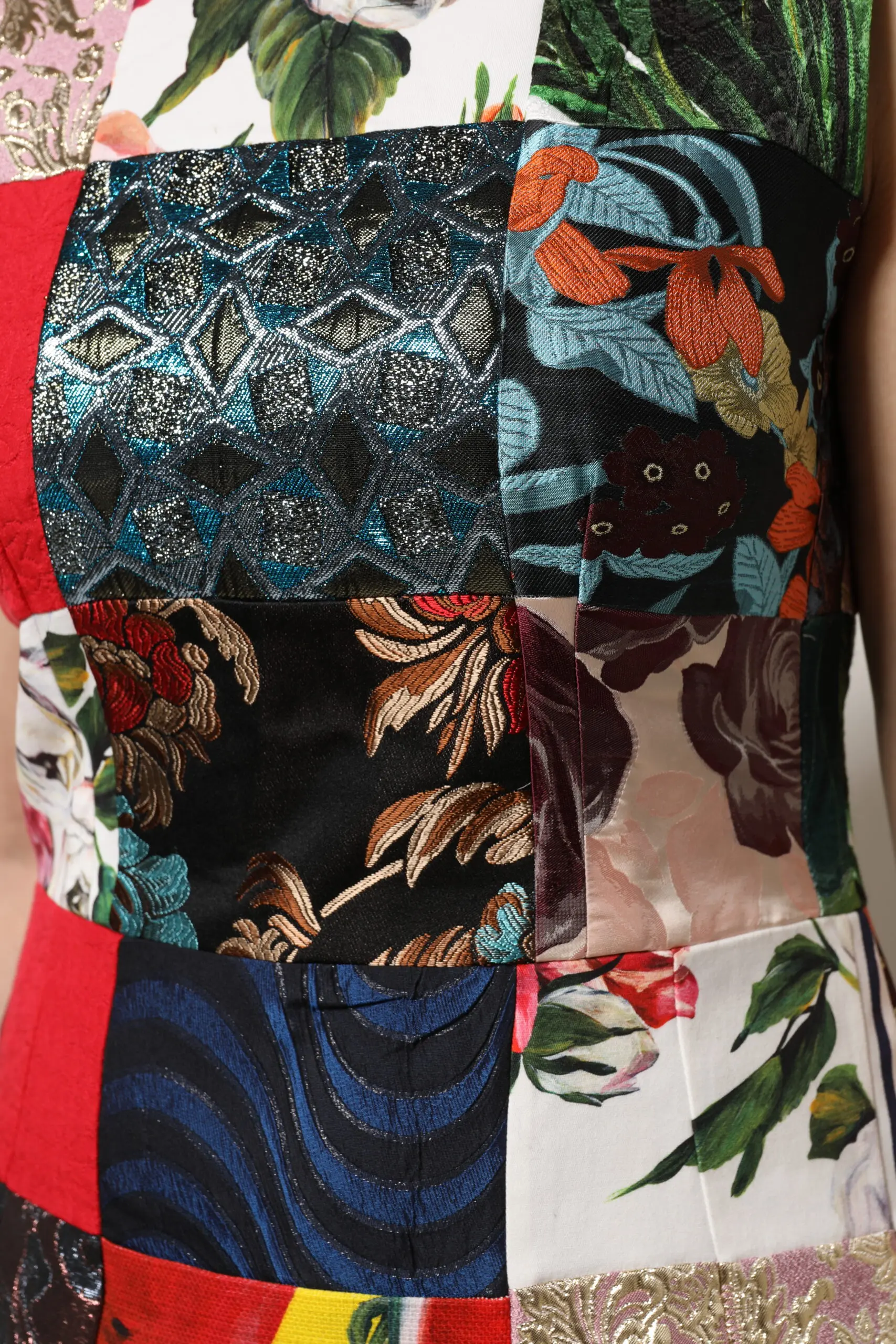 Dolce & Gabbana dan ko'p rangli yamama yengsiz tor ko'ylagi