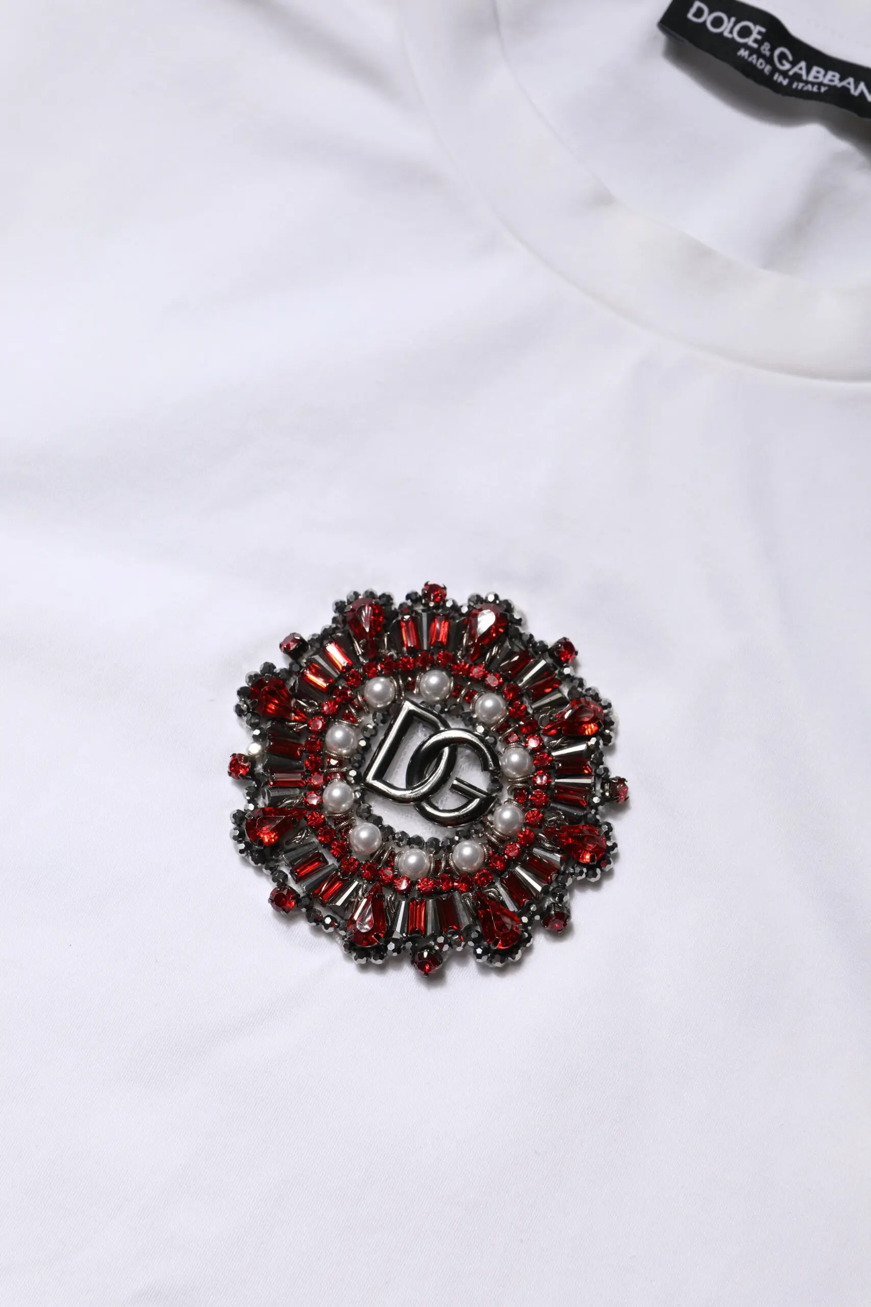 Dolce & Gabbana ning oq logotipli, kristalli bezakli, qisqa yengli futbolka