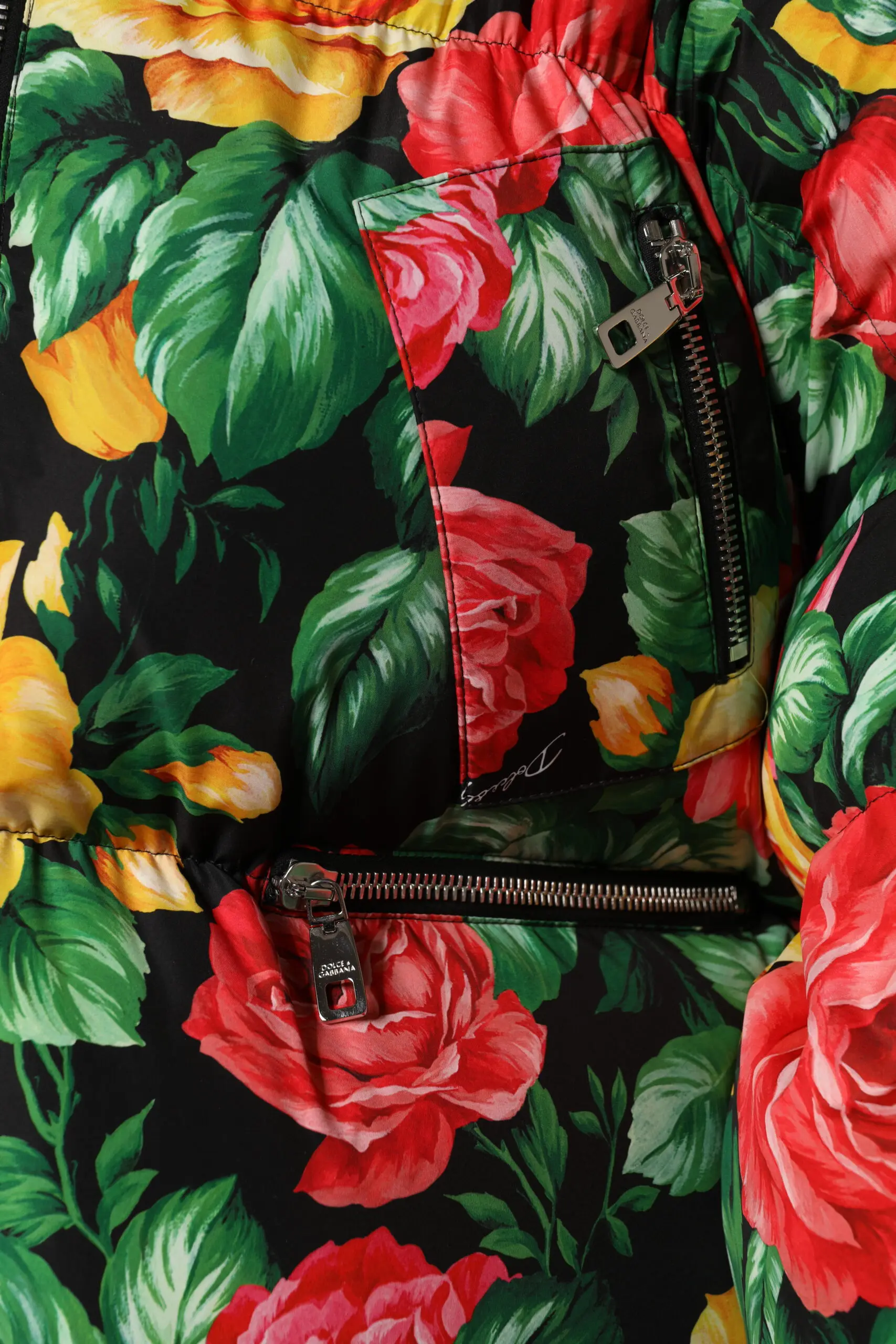 Dolce & Gabbana dan ko'p rangli gulli yengil kurtka