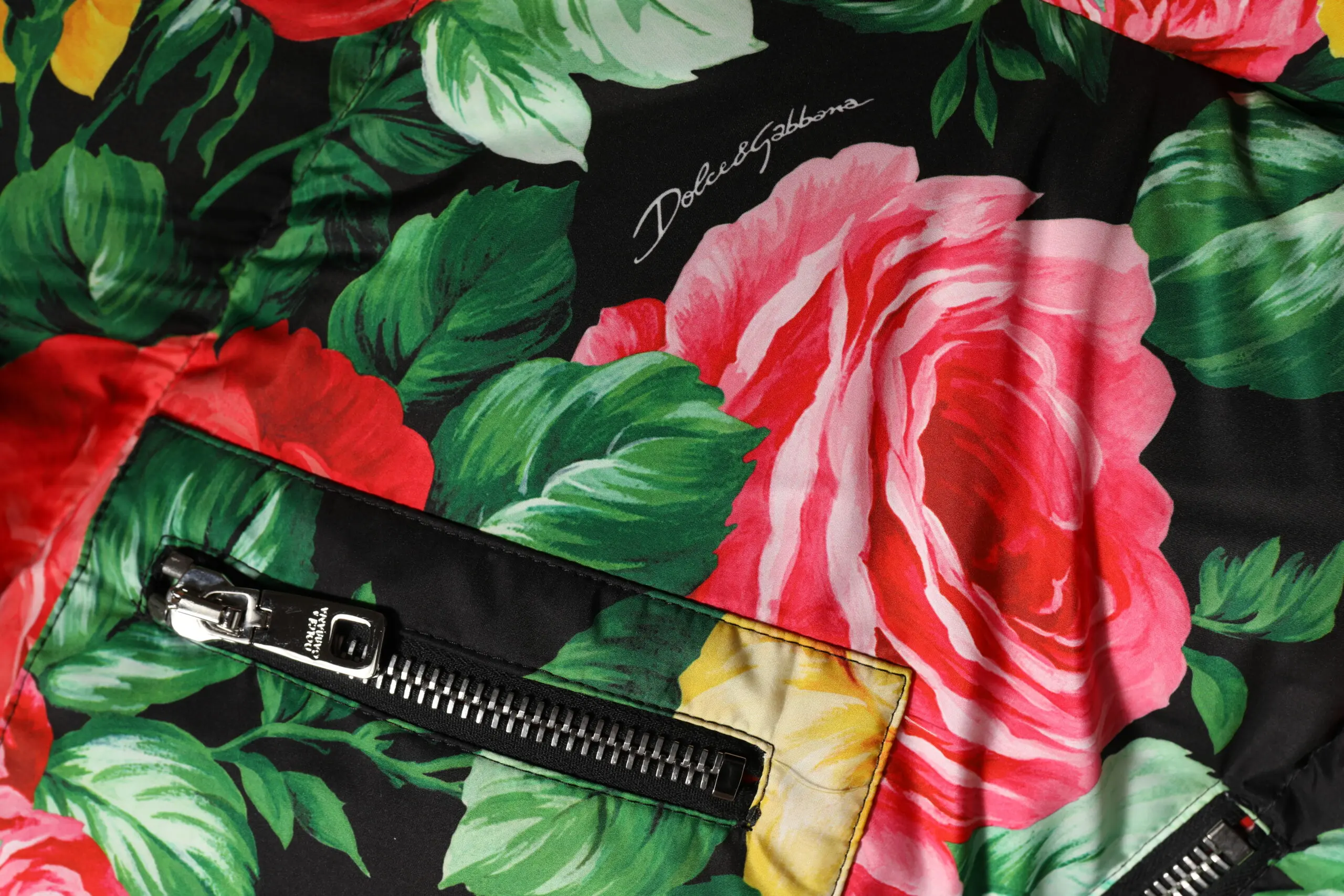 Dolce & Gabbana dan ko'p rangli gulli yengil kurtka