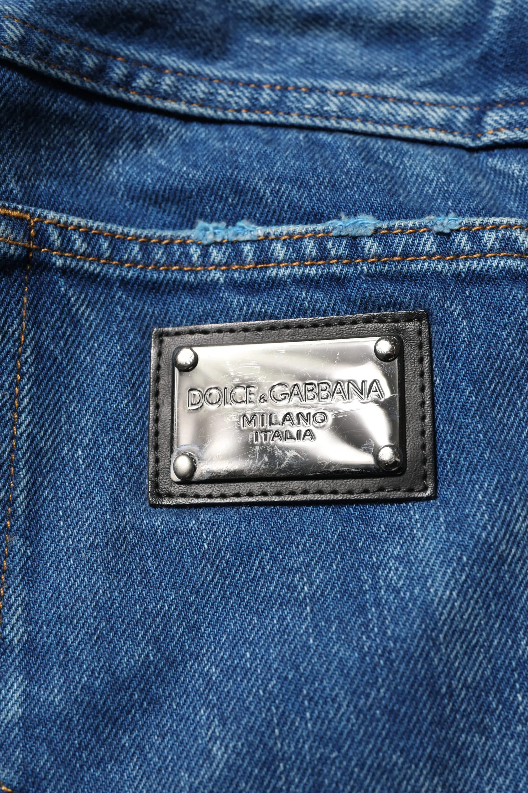 Dolce & Gabbana logotipli ko'k yuvosh jinsi shim