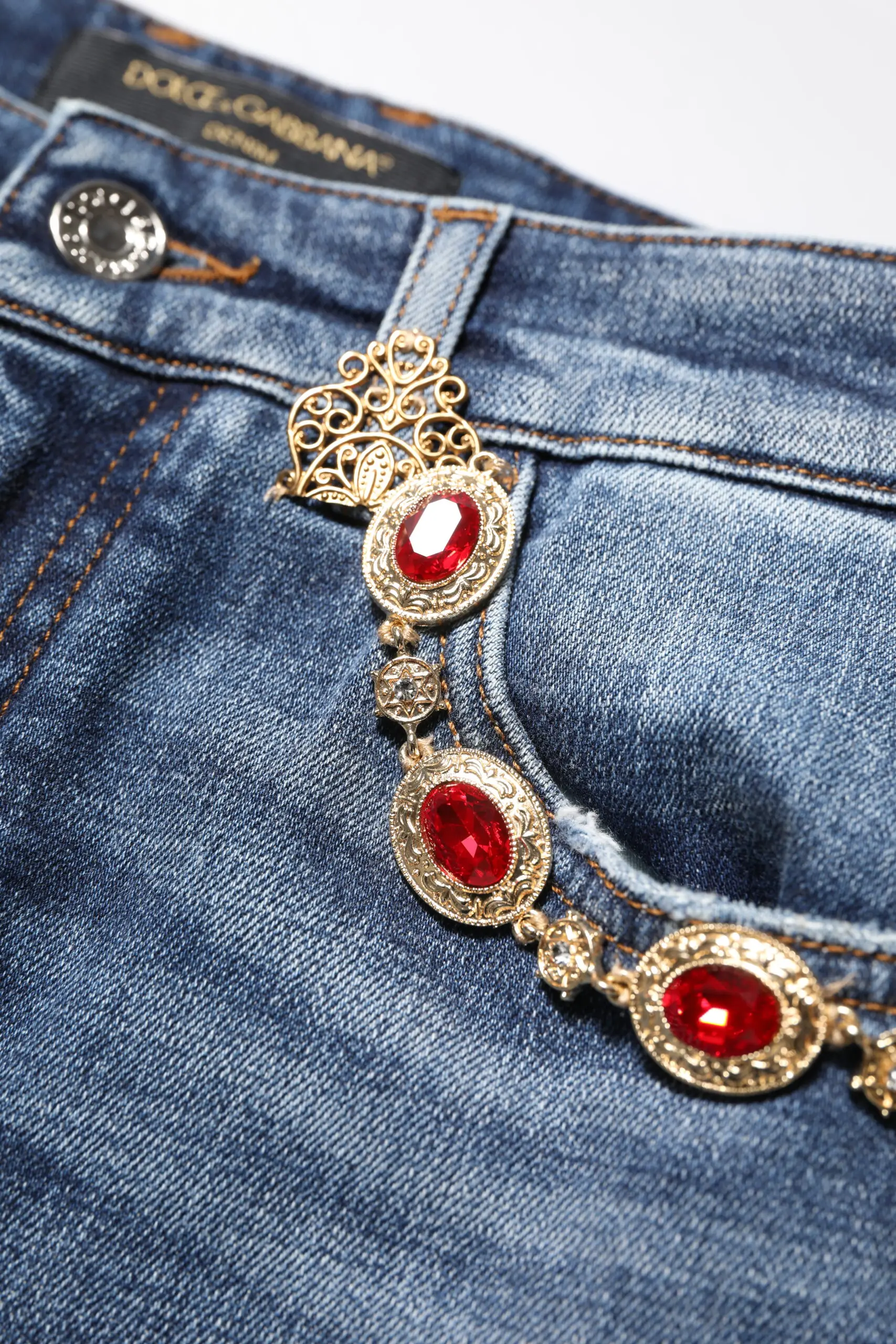 Синие джинсы Dolce & Gabbana, украшенные стразами