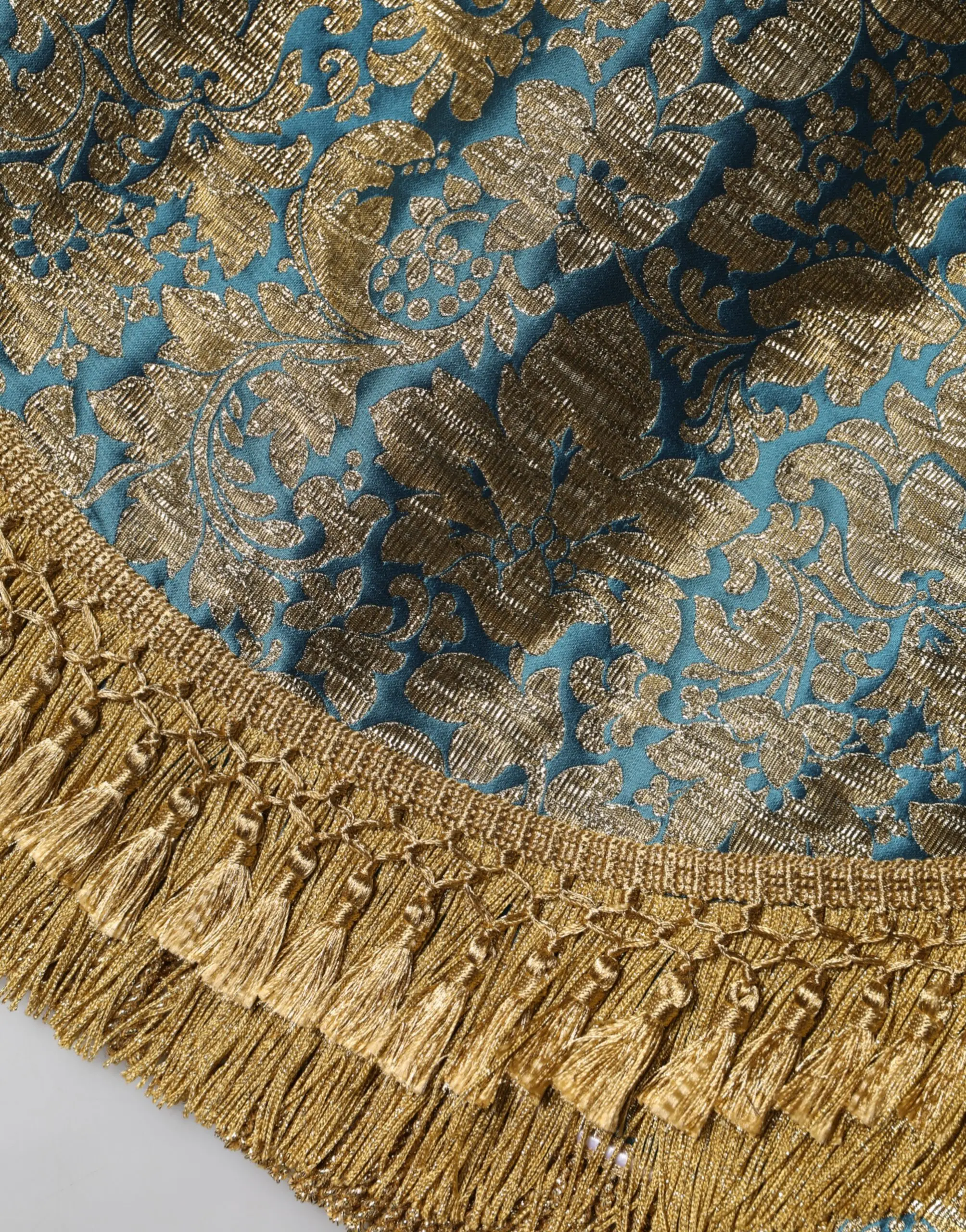 Короткая юбка с цветочным жаккардовым узором и кисточками от Dolce & Gabbana