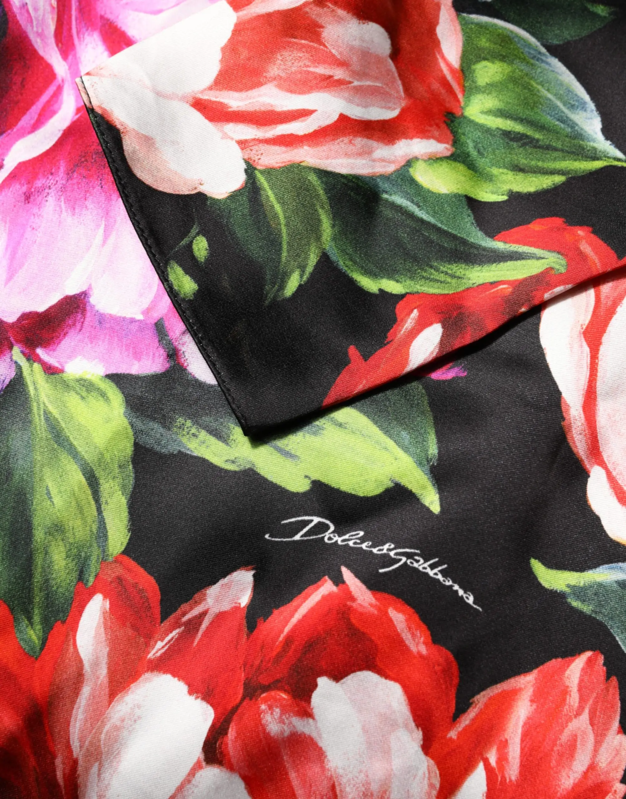 Черное платье-футляр с цветочным принтом Fiori Pittorici от Dolce & Gabbana