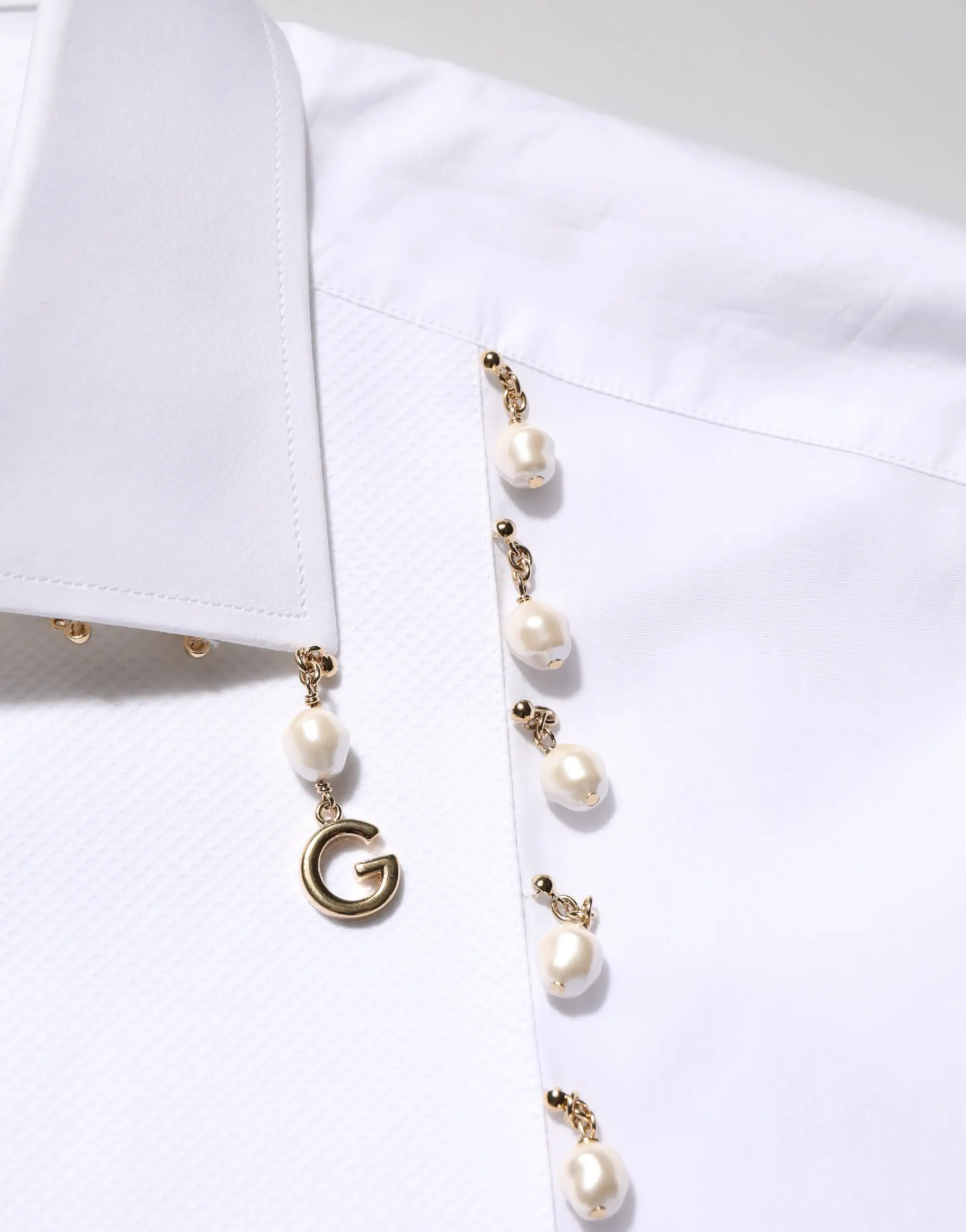 Классическая рубашка Dolce & Gabbana Белая хлопковая рубашка с логотипом DG, жемчугом и золотом