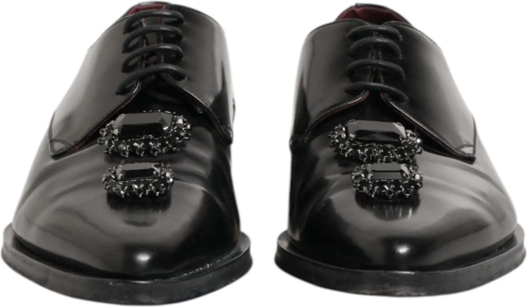 Dolce & Gabbana tomonidan taqdim etilgan qora charmdan toshlar bilan bezatilgan Derby poyabzali