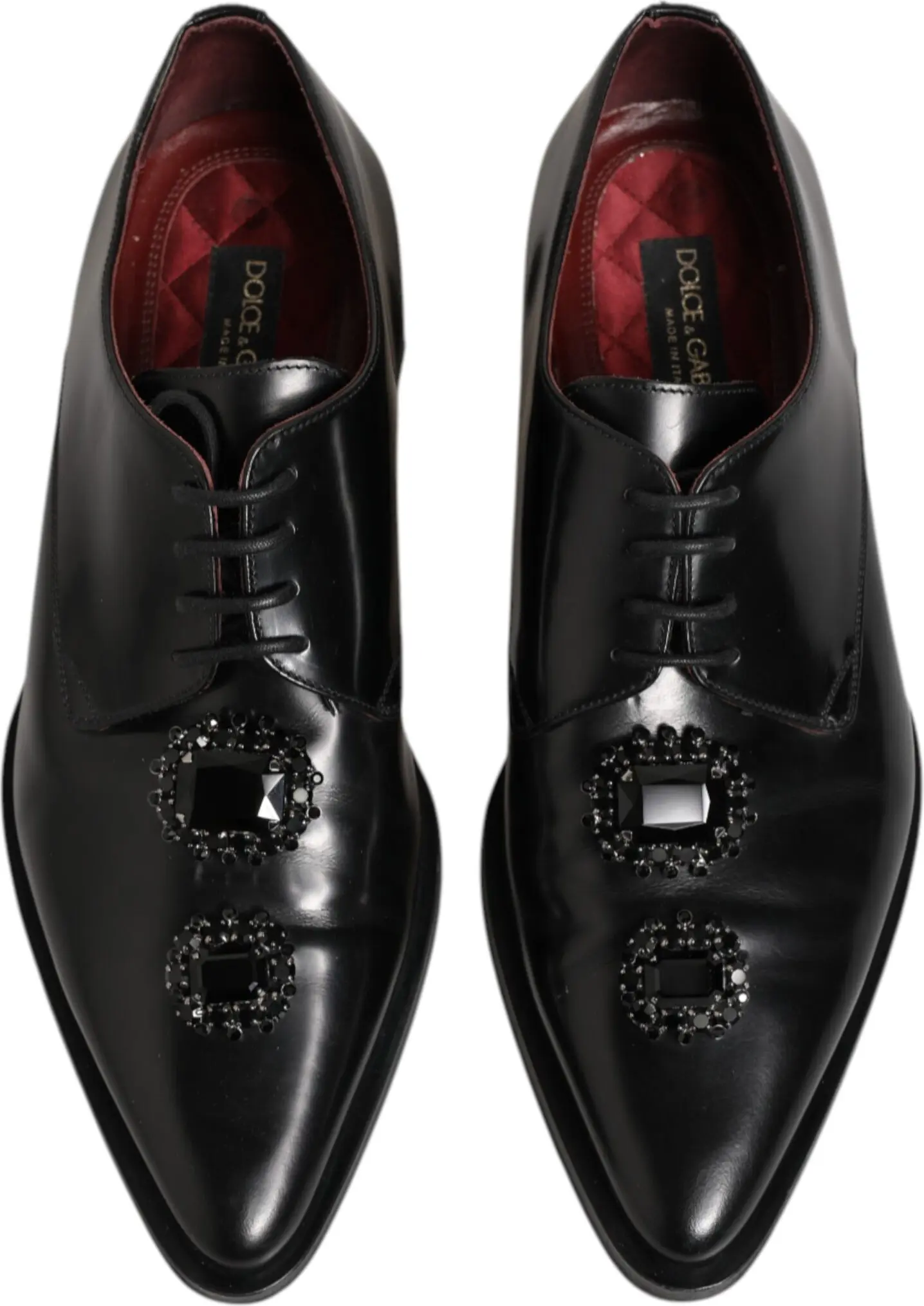 Dolce & Gabbana tomonidan taqdim etilgan qora charmdan toshlar bilan bezatilgan Derby poyabzali