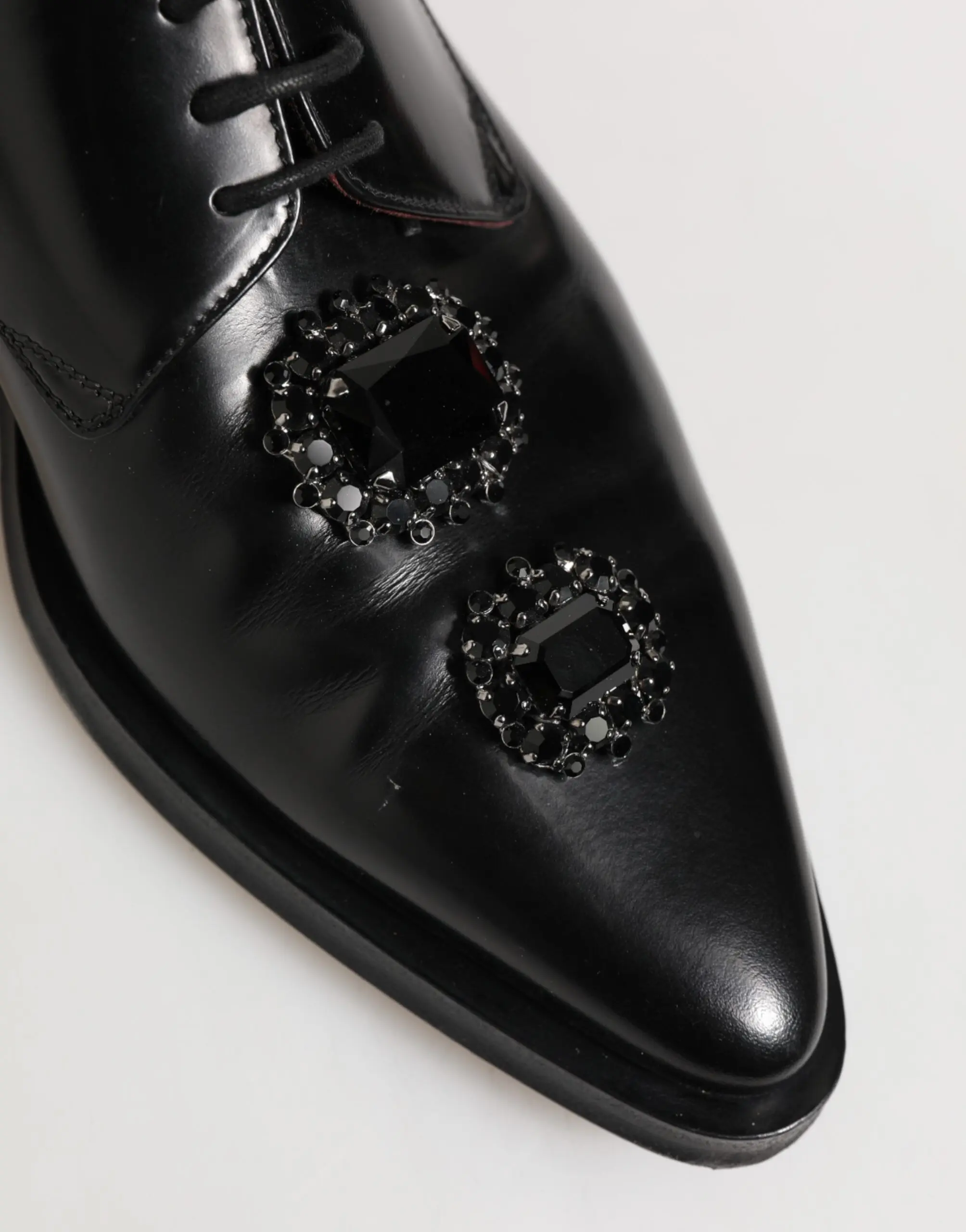 Dolce & Gabbana tomonidan taqdim etilgan qora charmdan toshlar bilan bezatilgan Derby poyabzali