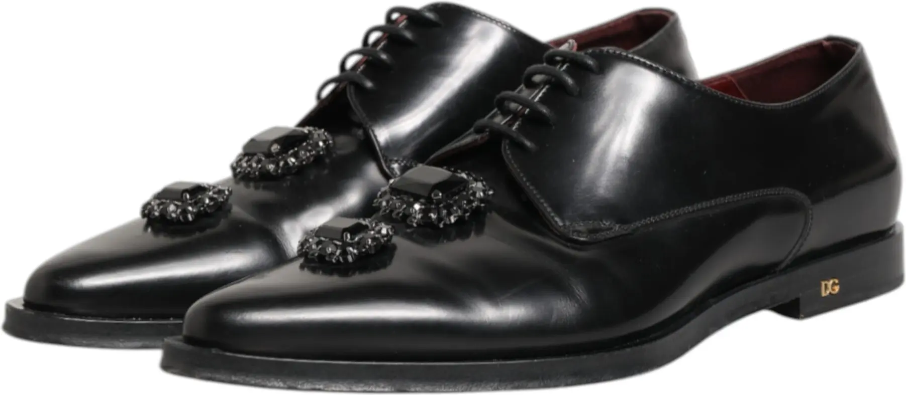Dolce & Gabbana tomonidan taqdim etilgan qora charmdan toshlar bilan bezatilgan Derby poyabzali