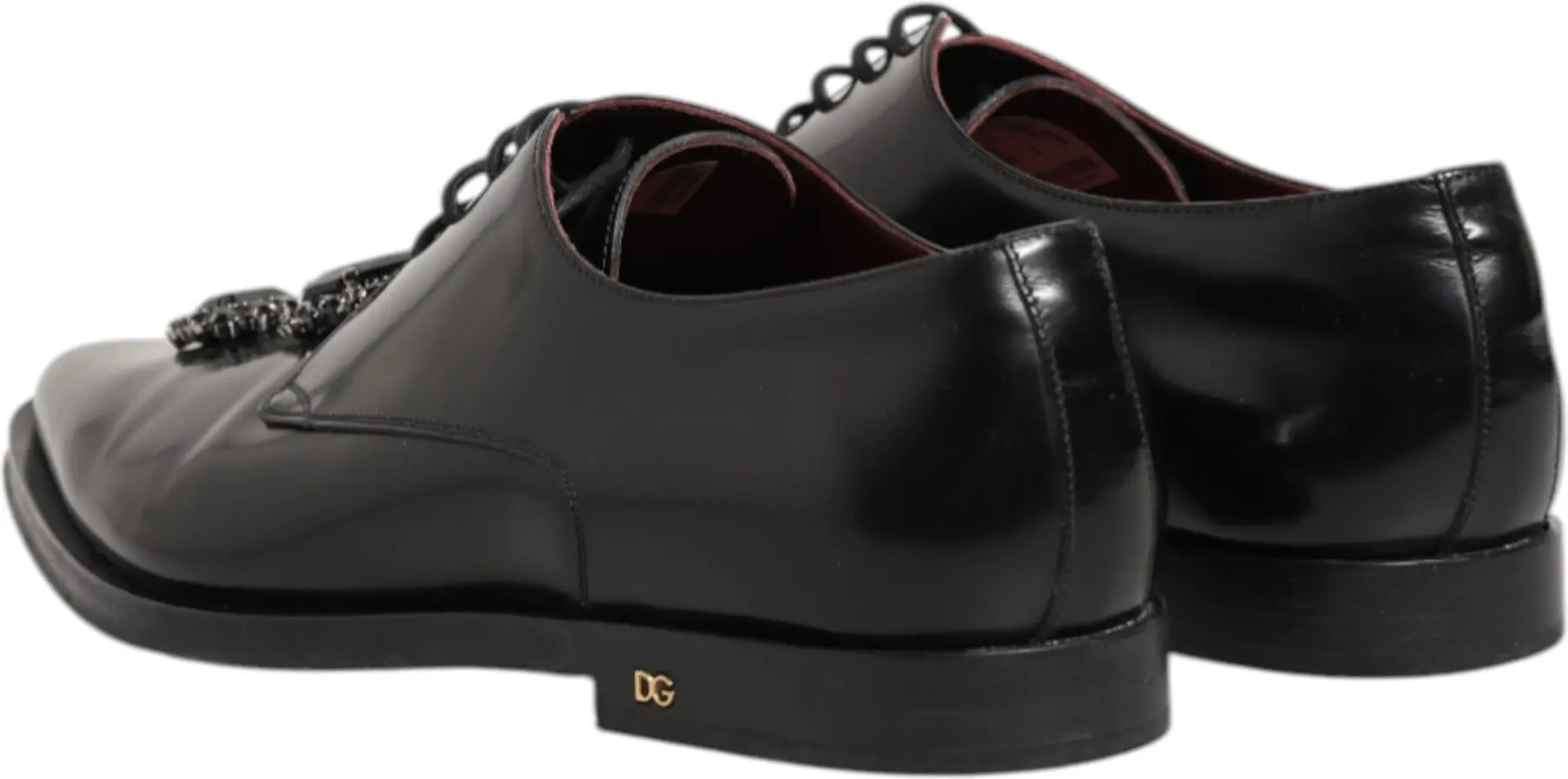 Dolce & Gabbana tomonidan taqdim etilgan qora charmdan toshlar bilan bezatilgan Derby poyabzali