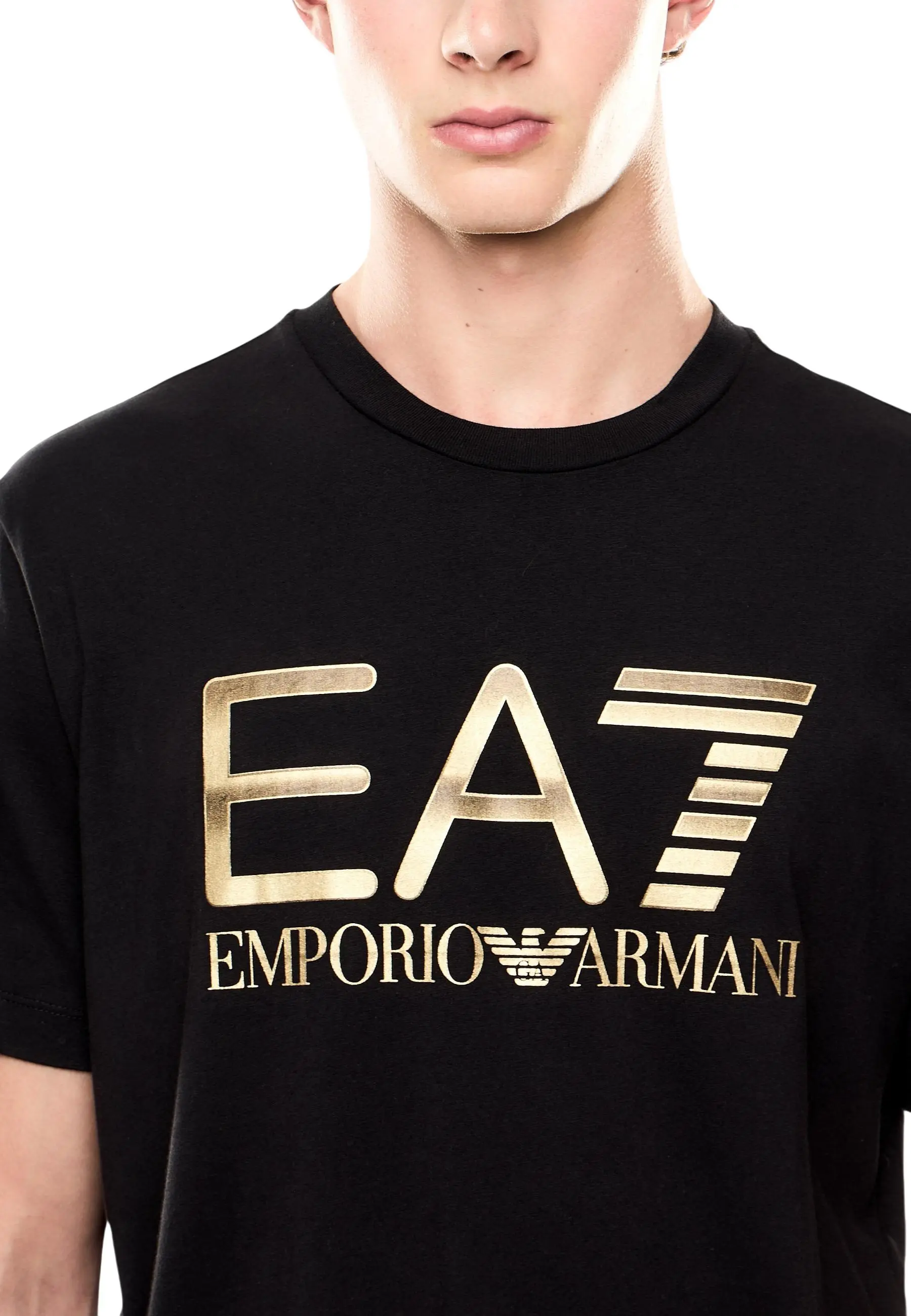 EA7 futbolkalari
