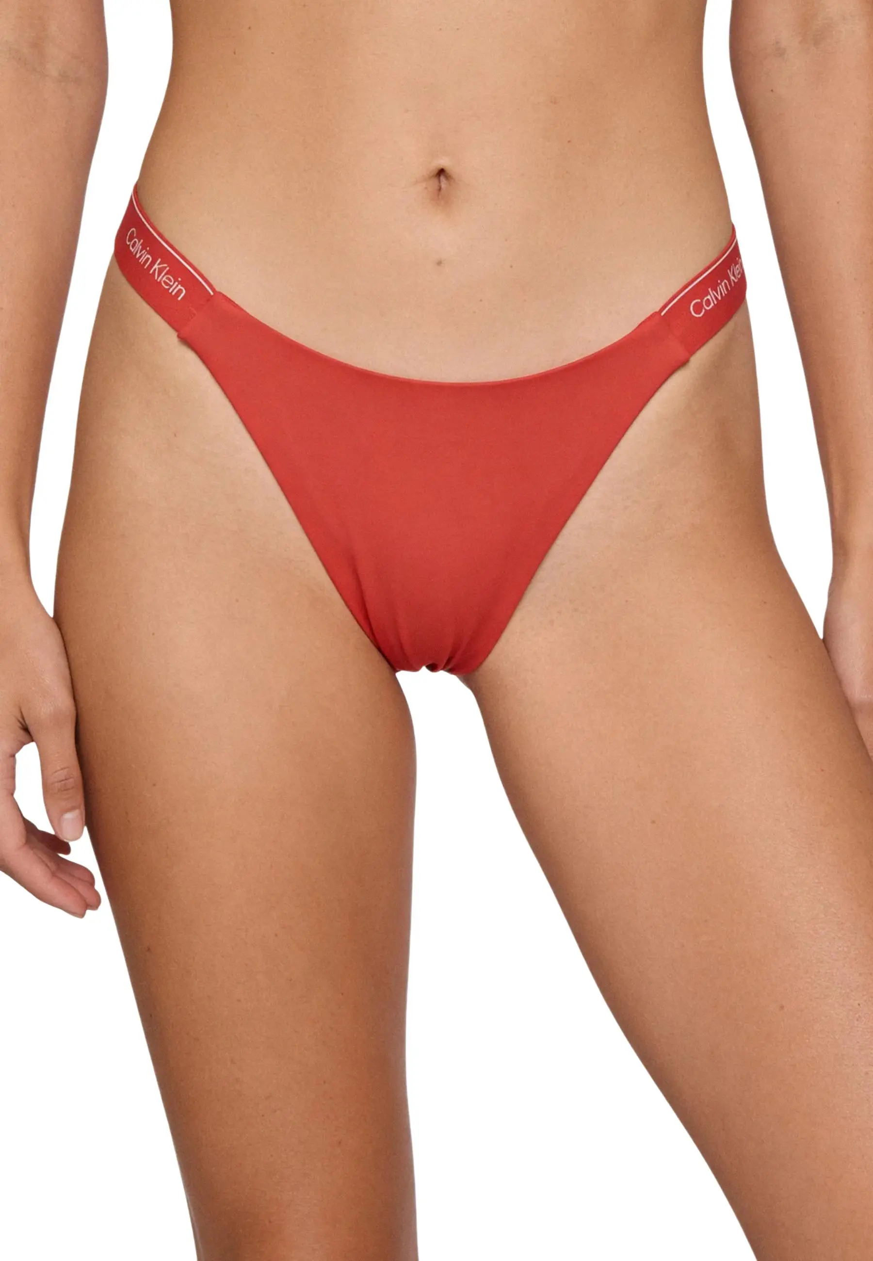 Calvin Klein Jeans dan bichor kiyimi