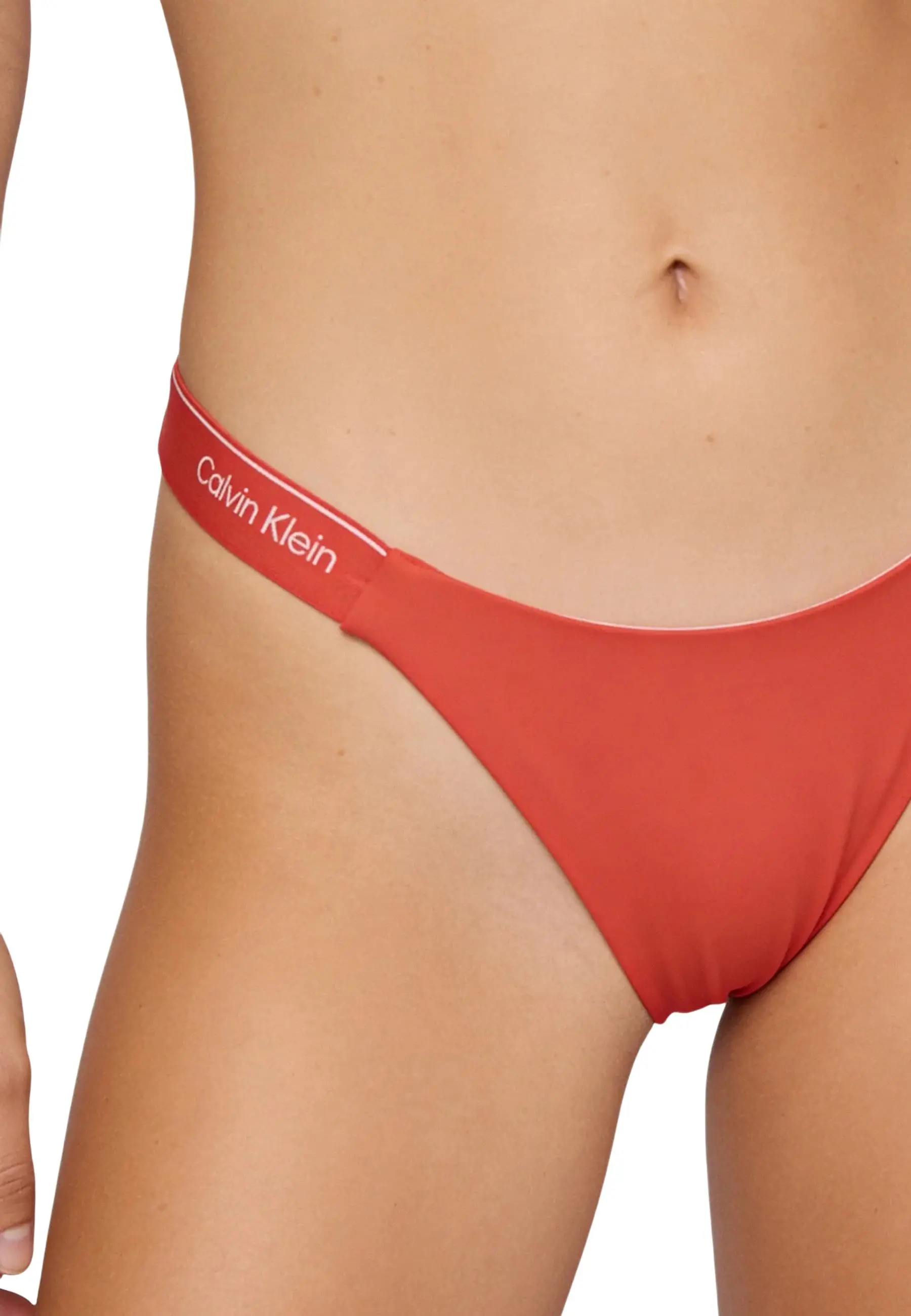 Calvin Klein Jeans dan bichor kiyimi