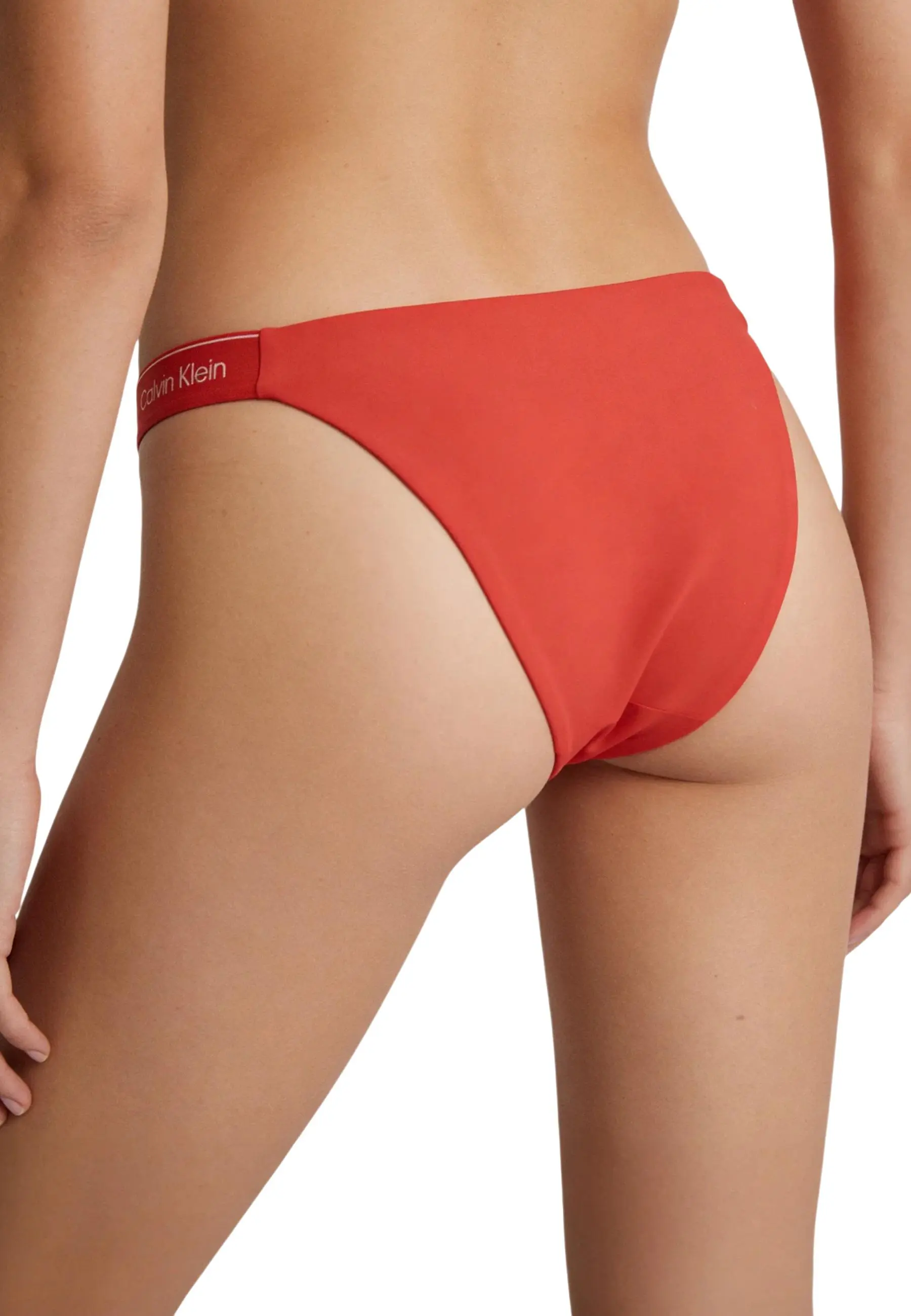 Calvin Klein Jeans dan bichor kiyimi