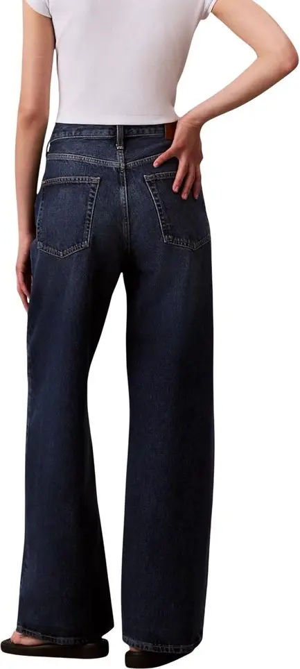 Calvin Klein Jeans ko'k qayta ishlangan paxtadan tikilgan zamonaviy shim
