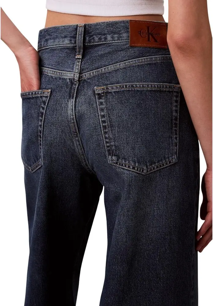 Calvin Klein Jeans ko'k qayta ishlangan paxtadan tikilgan zamonaviy shim