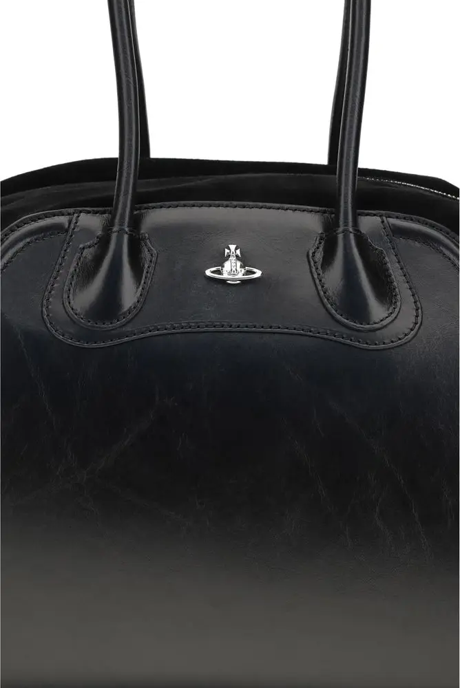 Vivienne Westwood yelkasidagi sumkasi