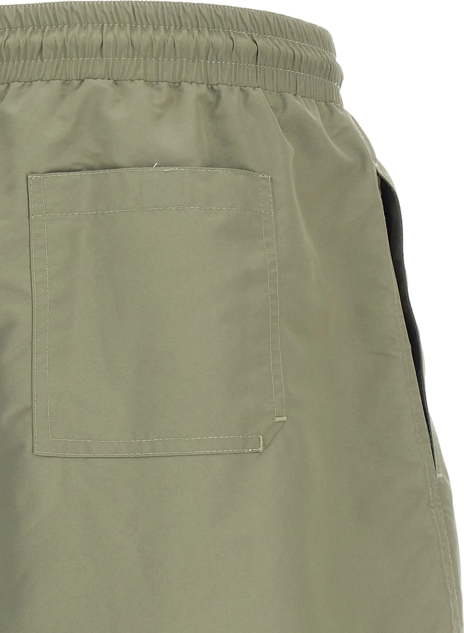 Brunello Cucinelli cho‘milish shortisi